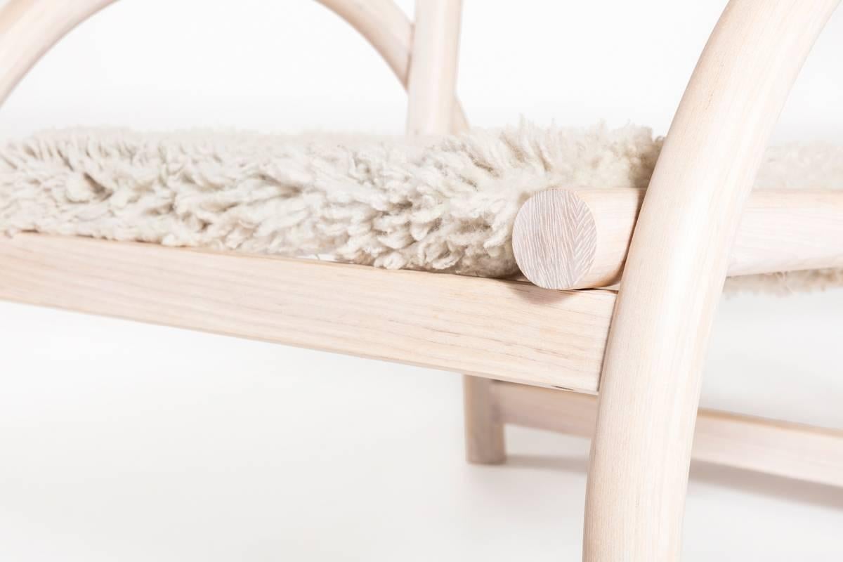 https://a.1stdibscdn.com/archivesE/upload/f_31443/f_91652311511468538531/Shepherd_Chair_wht_wood_natural_wool_seat_detail_lores_master.jpg