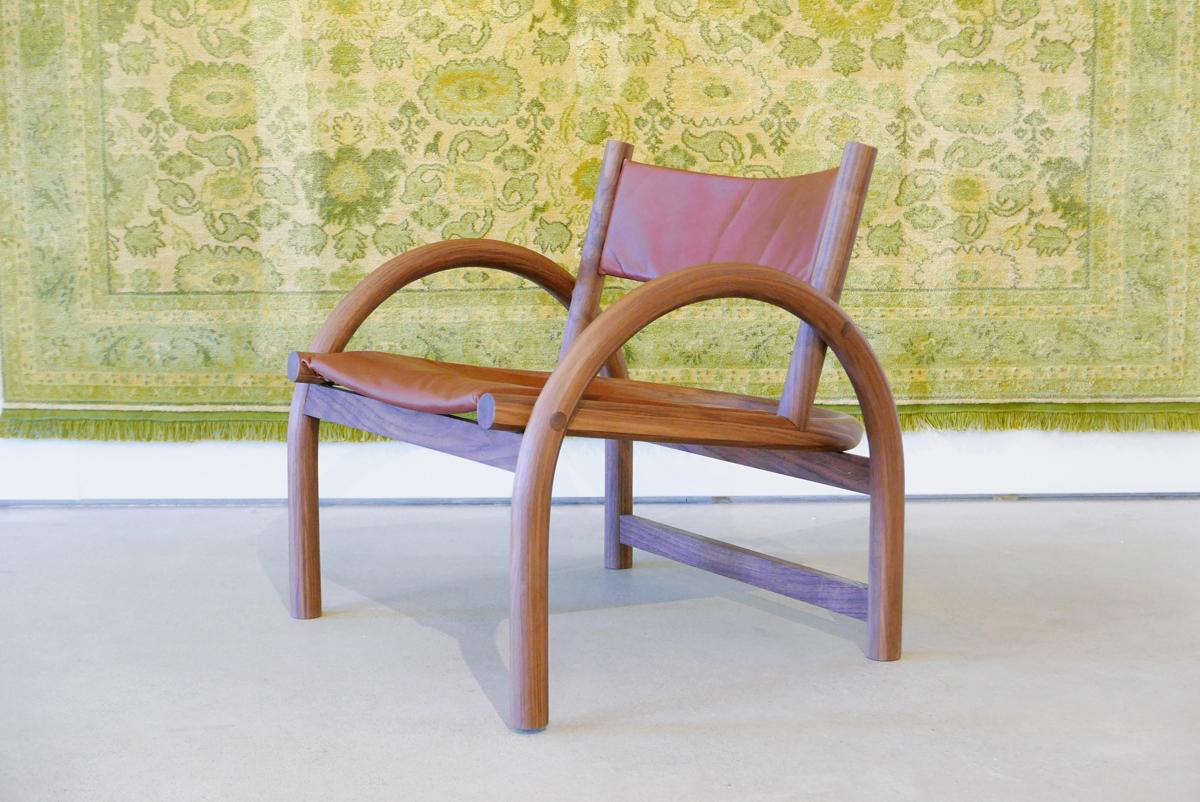 https://a.1stdibscdn.com/shepherds-chair-in-solid-bent-american-black-walnut-and-veg-tanned-leather-for-sale-picture-3/f_31443/f_108008531542743307743/Shepherds_Chair_Leather_rug_background_1_1200px_master.jpg