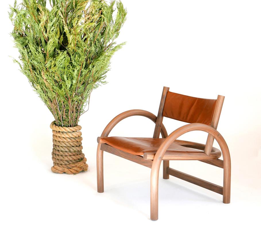 https://a.1stdibscdn.com/shepherds-chair-in-solid-bent-american-black-walnut-and-veg-tanned-leather-for-sale-picture-6/f_31443/f_108008531542743354184/Shepherds_Chair_Leather_with_cedar_boughs_2_1200px_master.jpg