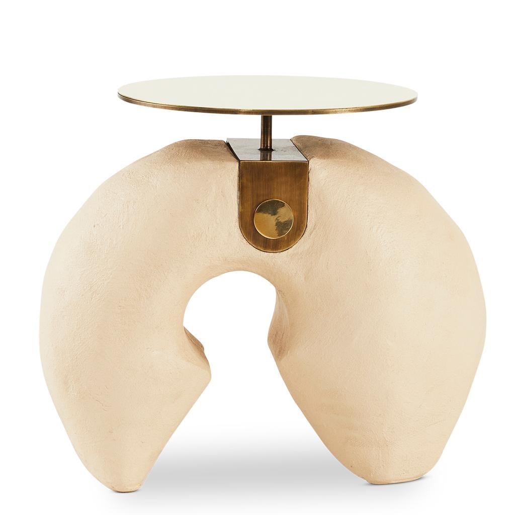 https://a.1stdibscdn.com/modern-tan-yosemite-plaster-hand-finished-yoruba-side-table-with-brass-top-sm-for-sale-picture-2/f_38931/f_308838321666011102714/Side_Table_Yaruba_1_View1_master.jpg