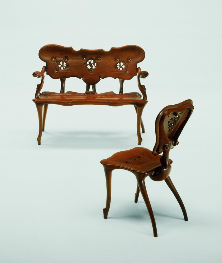 https://a.1stdibscdn.com/calvet-chair-by-antoni-gaudi-solid-oak-spanish-modernist-for-sale-picture-3/f_30483/f_470736521760629872907/Silla_Banco_Calvet_master.jpg?width=768