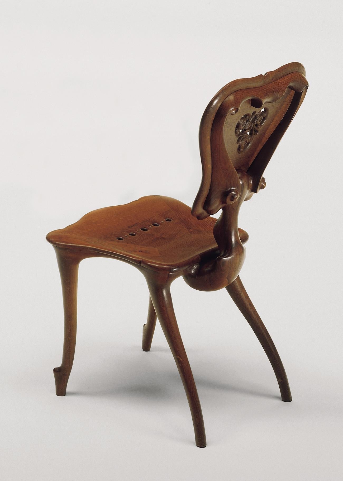 https://a.1stdibscdn.com/calvet-chair-antonio-gaudi-for-sale-picture-2/f_12192/f_319639521672272730008/Silla_Calvet_master.jpg