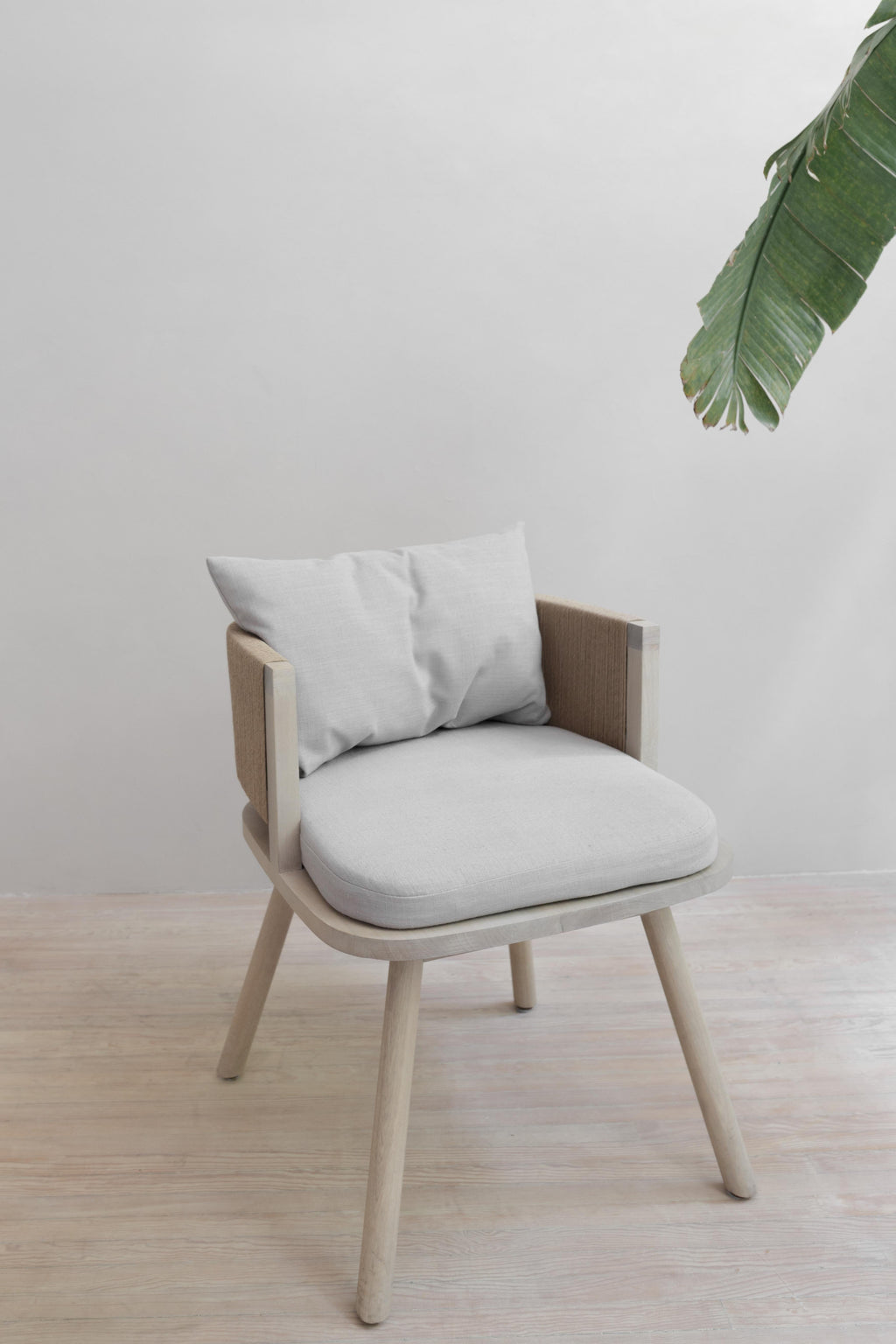 https://a.1stdibscdn.com/nalie-wood-chair-with-rope-for-sale-picture-2/f_47391/f_278097321647390102377/Silla_Nalie_Tejida_1_master.jpg