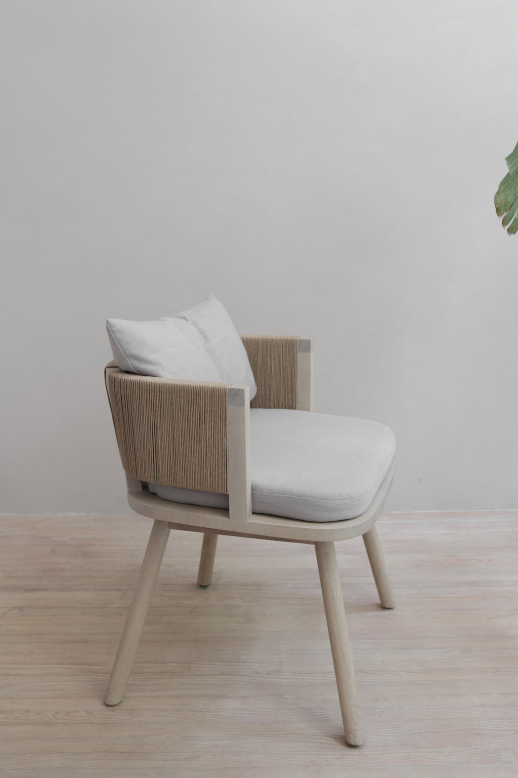 https://a.1stdibscdn.com/nalie-wood-chair-with-rope-for-sale-picture-3/f_47391/f_278097321647391019557/Silla_Nalie_Tejida_3_master.jpg