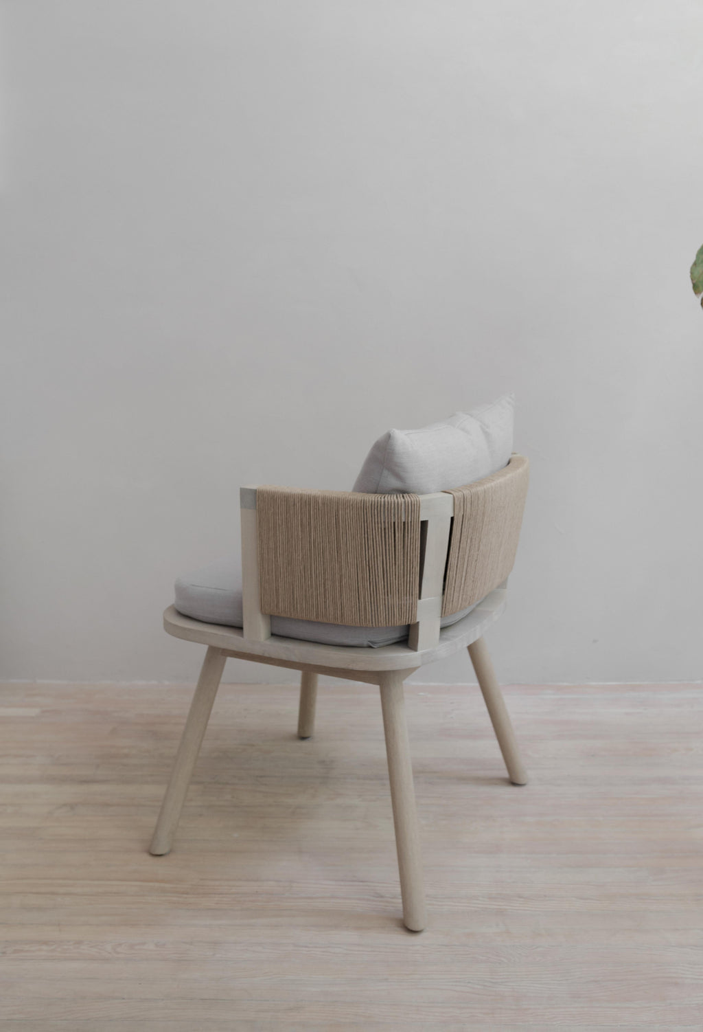 https://a.1stdibscdn.com/nalie-wood-chair-with-rope-for-sale-picture-4/f_47391/f_278097321647391186283/Silla_Nalie_Tejida_7_master.jpg
