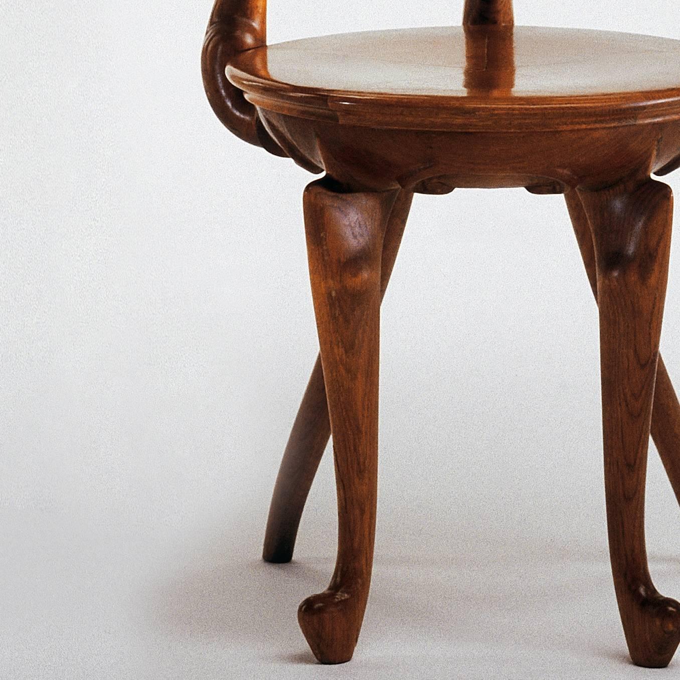 https://a.1stdibscdn.com/antoni-gaudi-calvet-armchair-for-sale-picture-3/f_14272/f_284818121651489108303/Sillo_n_Calvet_detalle2_master.jpg
