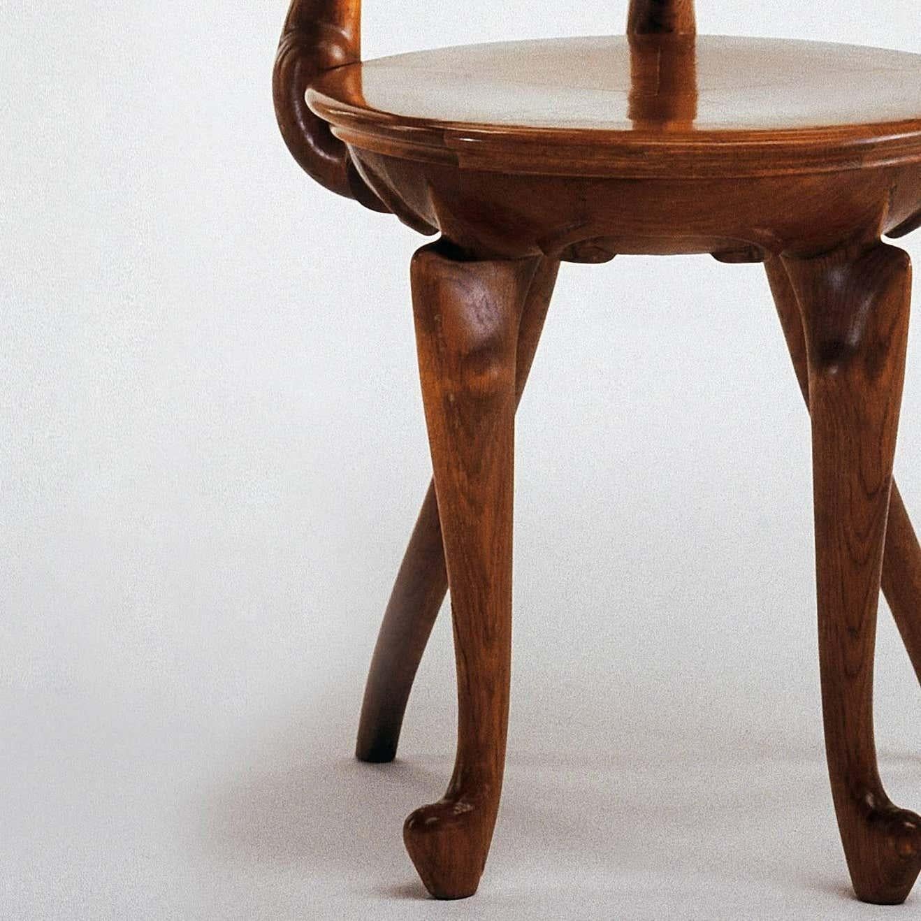 https://a.1stdibscdn.com/antoni-gaudi-calvet-armchair-a-timeless-piece-of-art-and-craftsmanship-for-sale-picture-7/f_14272/f_333037021678878148689/Sillo_n_Calvet_detalle2_master_master.jpg
