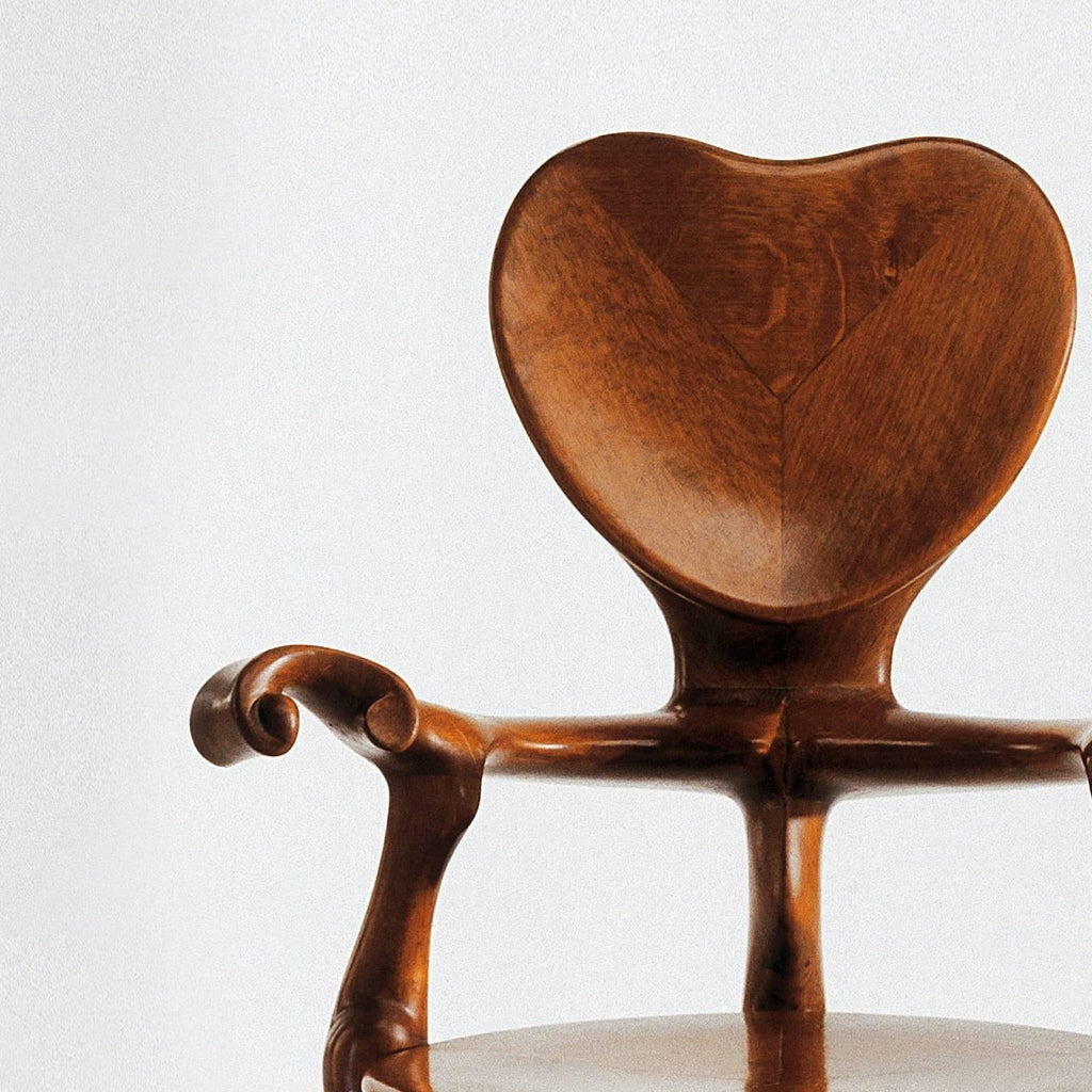 https://a.1stdibscdn.com/antoni-gaudi-calvet-armchair-a-timeless-piece-of-art-and-craftsmanship-for-sale-picture-2/f_14272/f_333037021678878145261/Sillo_n_Calvet_detalle_master.jpg