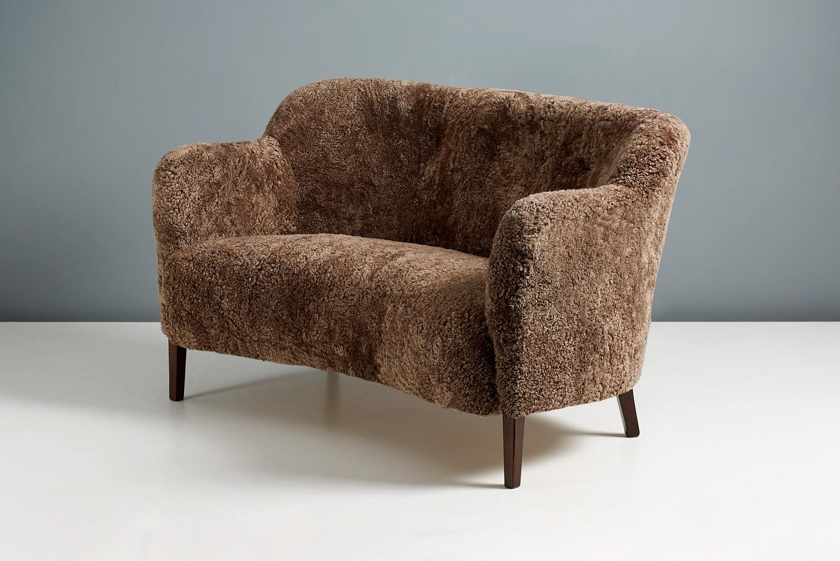 https://a.1stdibscdn.com/custom-made-sheepskin-love-seat-sofa-by-alfred-kristensen-for-sale-picture-3/f_67442/f_389202921710888897173/SlagelseMobelvaerk_StraightSofa_Sahara_08_master.jpg