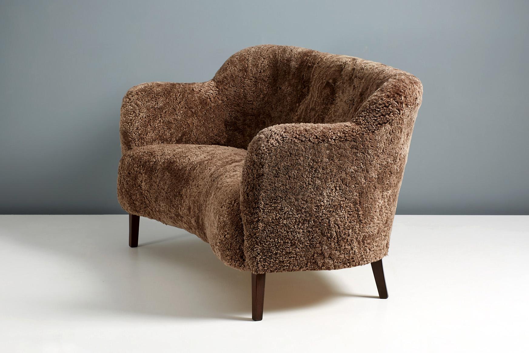https://a.1stdibscdn.com/custom-made-sheepskin-love-seat-sofa-by-alfred-kristensen-for-sale-picture-7/f_67442/f_389202921710888839689/SlagelseMobelvaerk_StraightSofa_Sahara_14_master.jpg