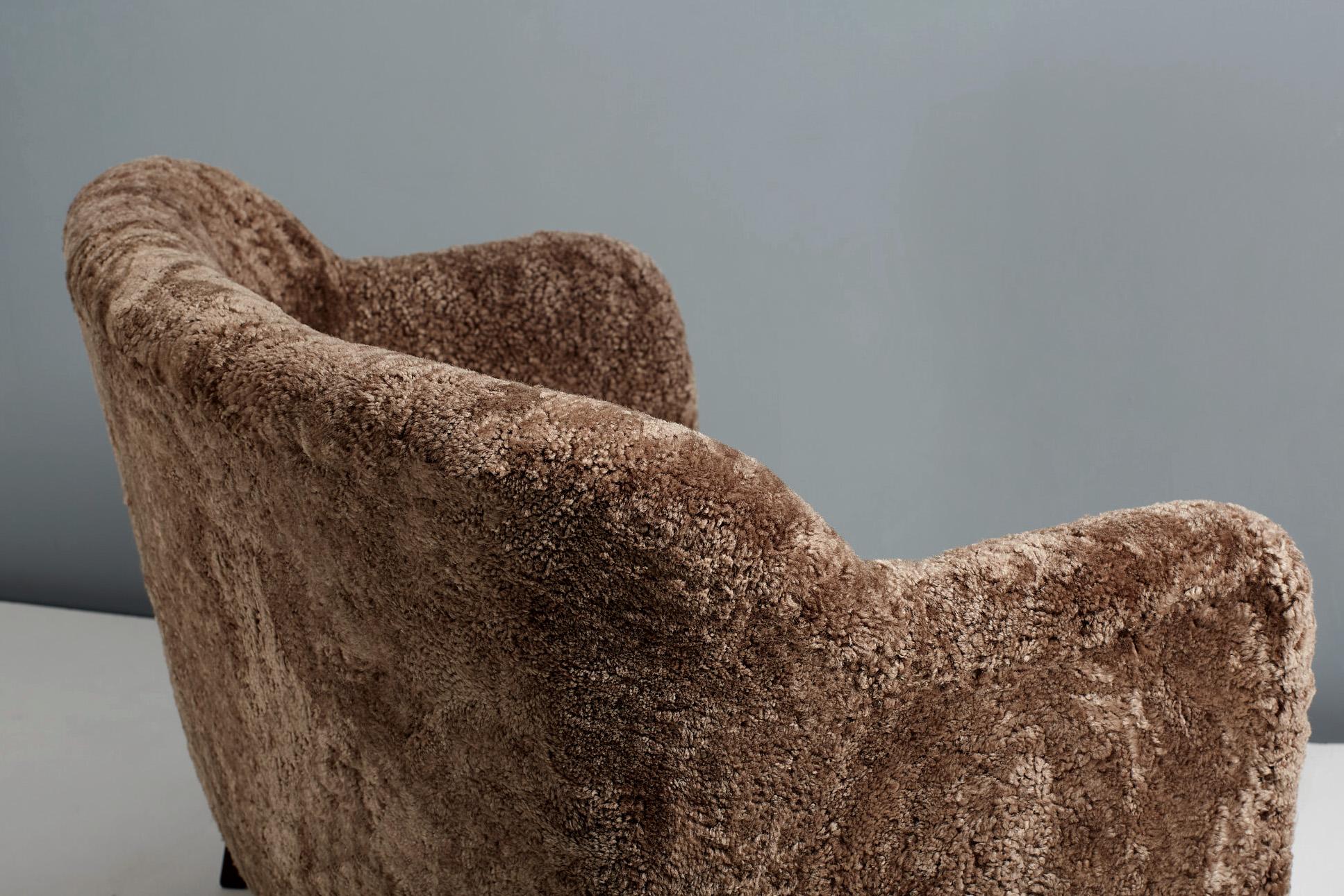 https://a.1stdibscdn.com/custom-made-sheepskin-love-seat-sofa-by-alfred-kristensen-for-sale-picture-5/f_67442/f_389202921710888839867/SlagelseMobelvaerk_StraightSofa_Sahara_19_master.jpg