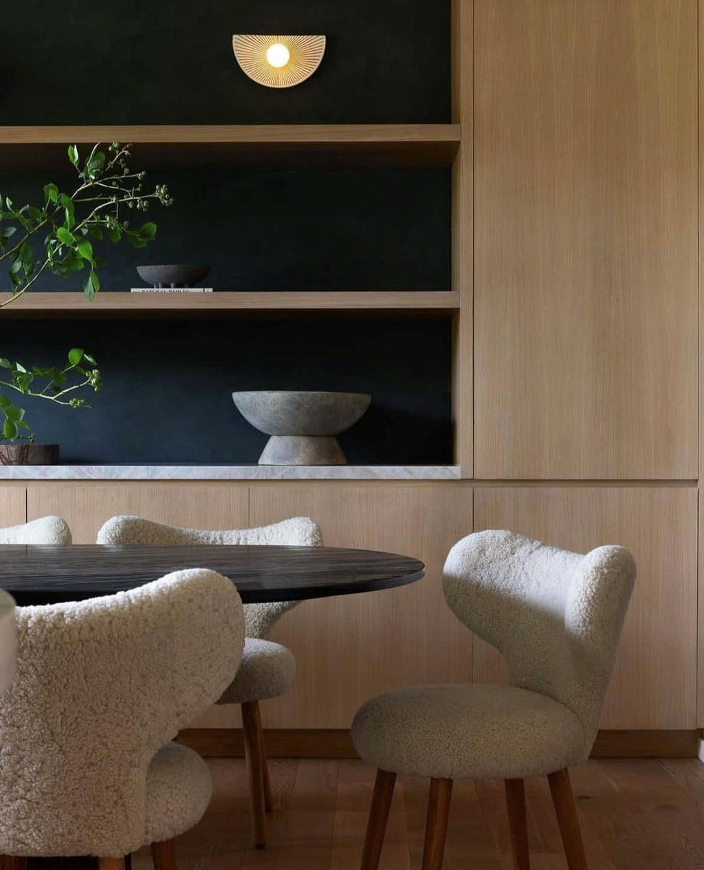https://a.1stdibscdn.com/set-of-4-white-wng-chairs-in-oak-and-sheepskin-upholstery-by-mazo-design-for-sale-picture-6/f_12192/f_325167321743418092993/Snapins_ai_472207039_619481050653560_6906414023904976355_n_1080_master.jpg