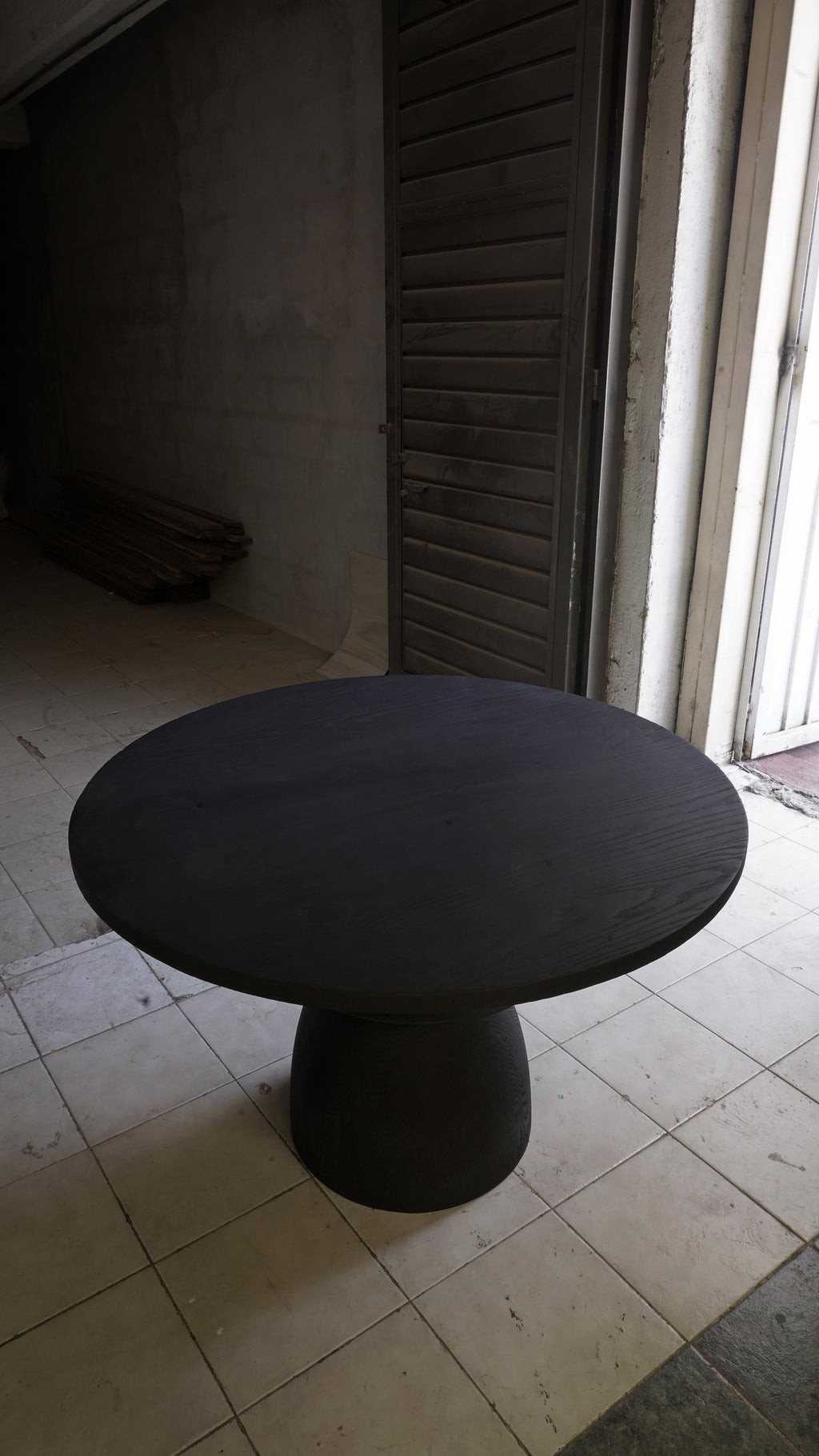 https://a.1stdibscdn.com/socle-console-tables-sleek-design-by-joel-escalona-no24-for-sale-picture-6/f_39563/f_492490521773675408883/Socle_Dining_Table_24_Design_by_Joel_Escalona_5_master.JPG