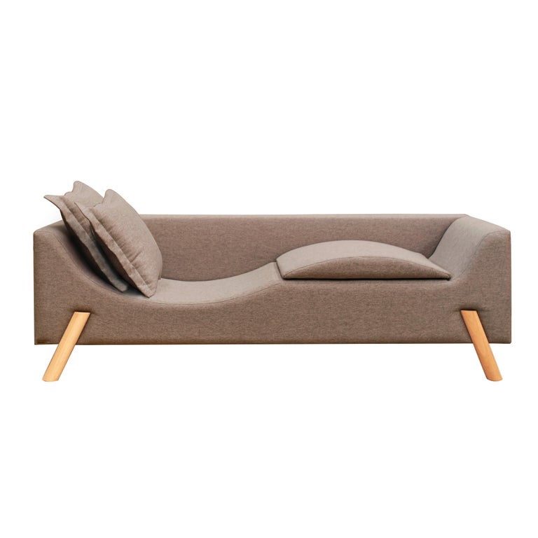 https://a.1stdibscdn.com/flag-couch-chaise-longue-with-two-arms-in-linen-and-wood-feet-for-sale-picture-2/f_56842/f_258728921635356079649/Sof_Flag_210_chaise_aberto_2_bra_os_Tecido_C12_Studio_Marta_Manente_master.jpg?width=768