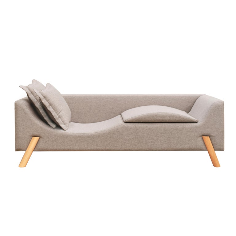 https://a.1stdibscdn.com/flag-couch-chaise-longue-with-two-arms-in-linen-and-wood-feet-for-sale-picture-3/f_56842/f_258728921635356078986/Sof_Flag_210_chaise_aberto_2_bra_os_Tecido_C13_Studio_Marta_Manente_master.jpg?width=768