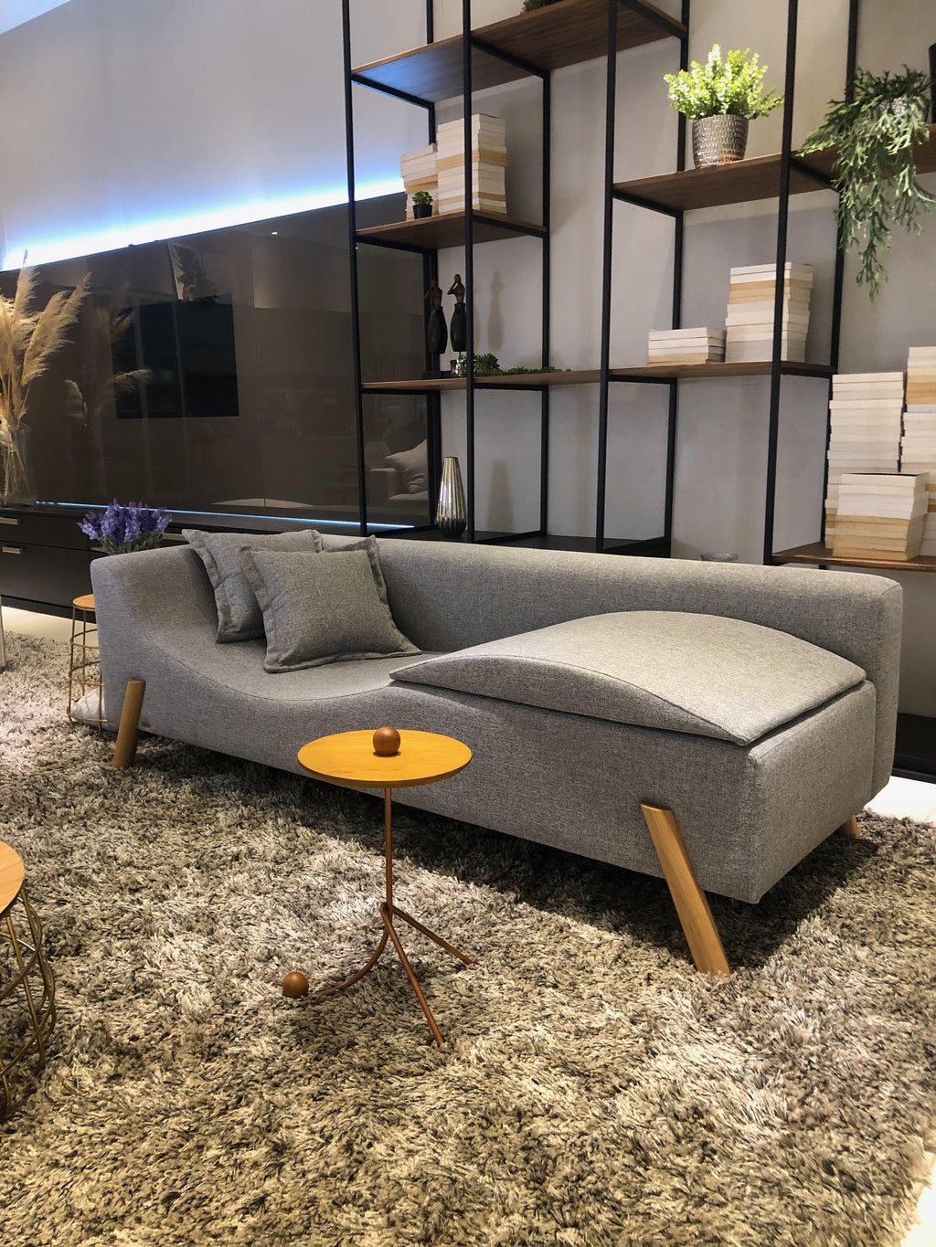 https://a.1stdibscdn.com/flag-couch-chaise-longue-in-natural-linen-and-wood-feet-for-sale-picture-5/f_56842/f_234755821637667287493/Sof_Flag_Maat_master.jpeg