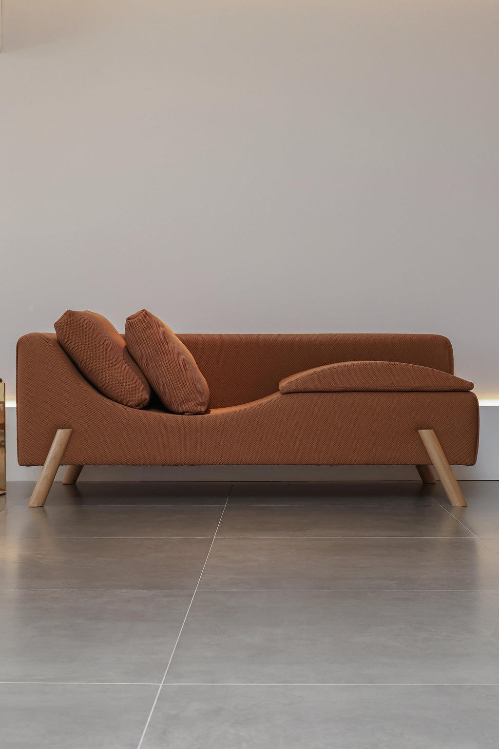 https://a.1stdibscdn.com/flag-couch-and-chaise-longue-in-knit-fabric-and-wood-feet-for-sale-picture-3/f_56842/f_411512521724266018998/Sof_Flag_Marta_Manente_2036_master.jpg