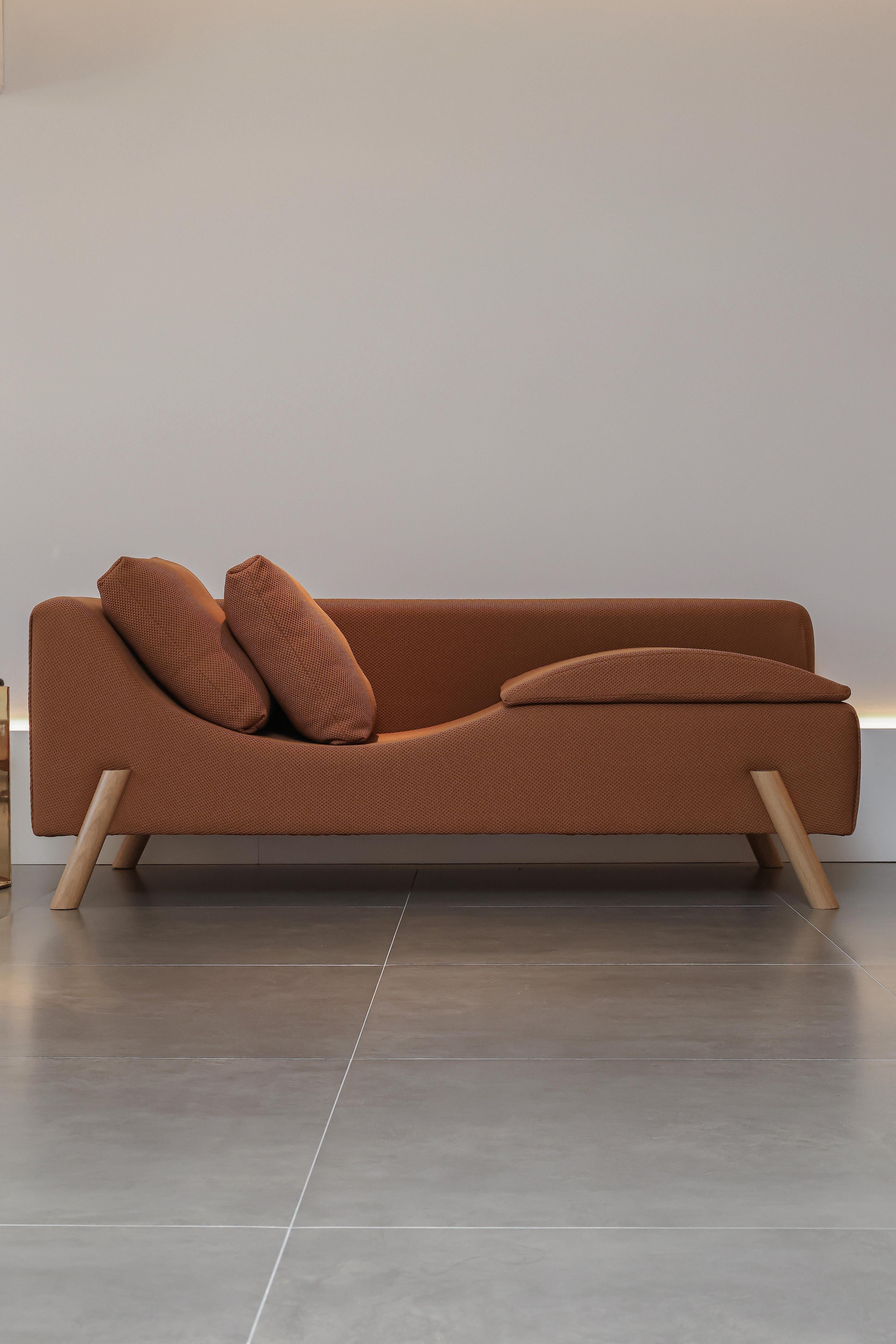 https://a.1stdibscdn.com/flag-couch-and-chaise-longue-in-knit-fabric-and-wood-feet-for-sale-picture-3/f_56842/f_411512521724266018998/Sof_Flag_Marta_Manente_2036_master.jpg