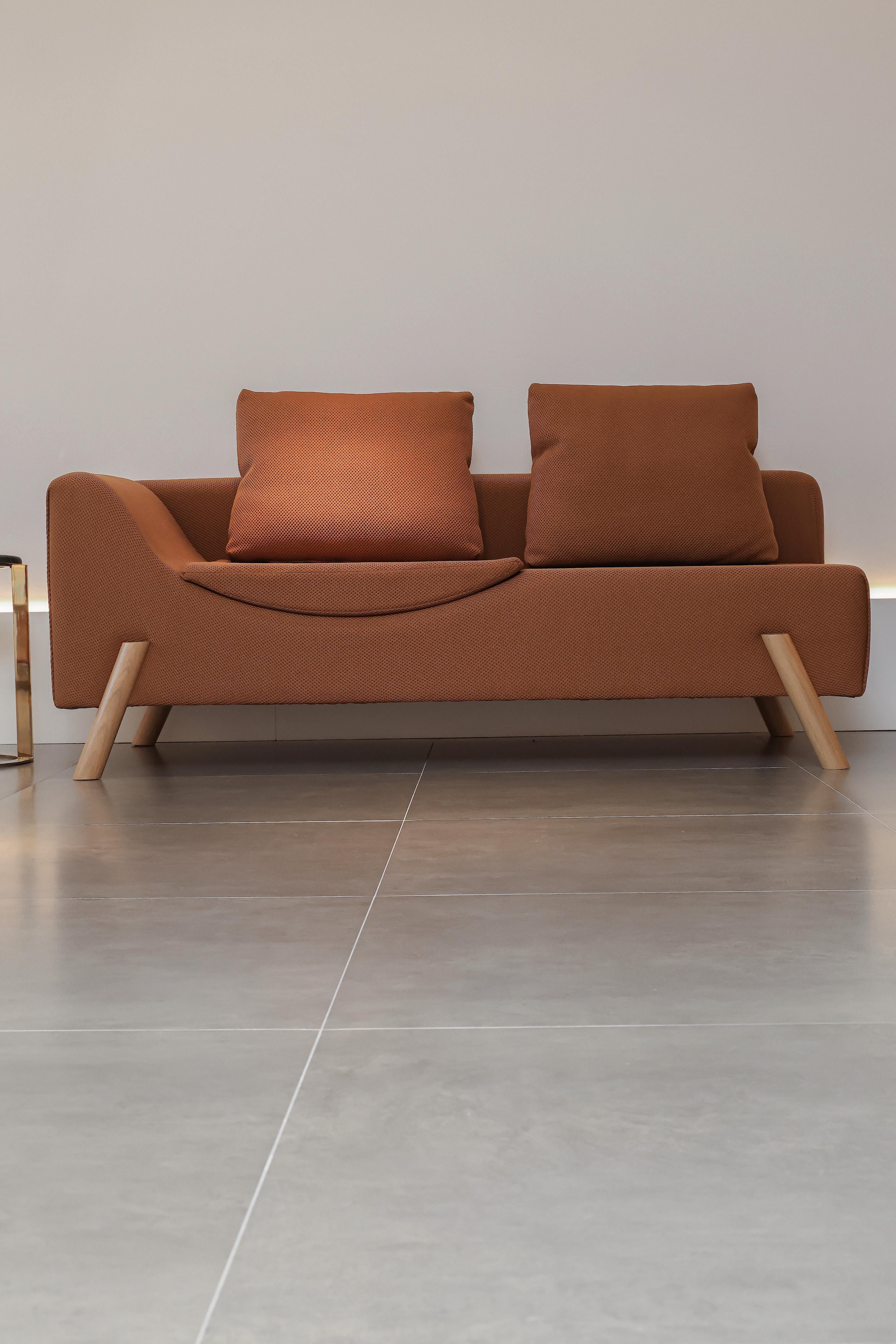 https://a.1stdibscdn.com/flag-couch-and-chaise-longue-in-knit-fabric-and-wood-feet-for-sale-picture-4/f_56842/f_411512521724266019460/Sof_Flag_Marta_Manente_4642_master.jpg