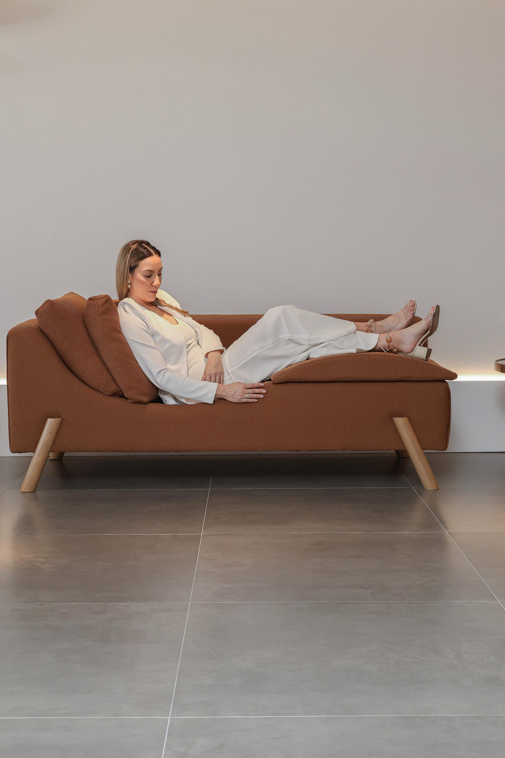 https://a.1stdibscdn.com/flag-couch-and-chaise-longue-in-knit-fabric-and-wood-feet-for-sale-picture-6/f_56842/f_411512521724266019442/Sof_Flag_Marta_Manente_9844_master.jpg