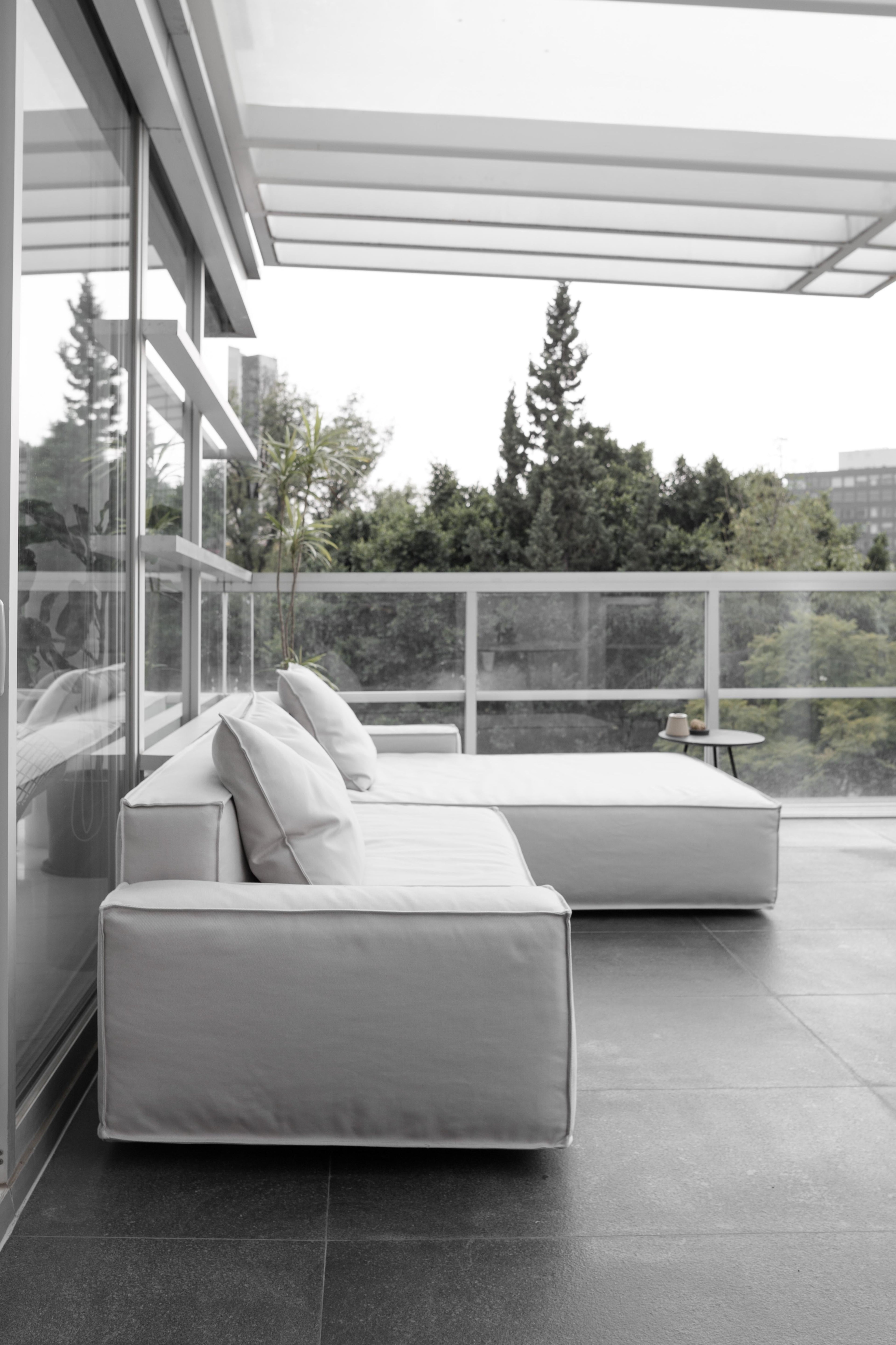 https://a.1stdibscdn.com/arena-extra-large-outdoor-sofa-set-in-light-gray-upholstery-for-sale-picture-5/f_47391/f_212331621604937377151/Sofa_Arena_XL_Exterior_3_master.jpg