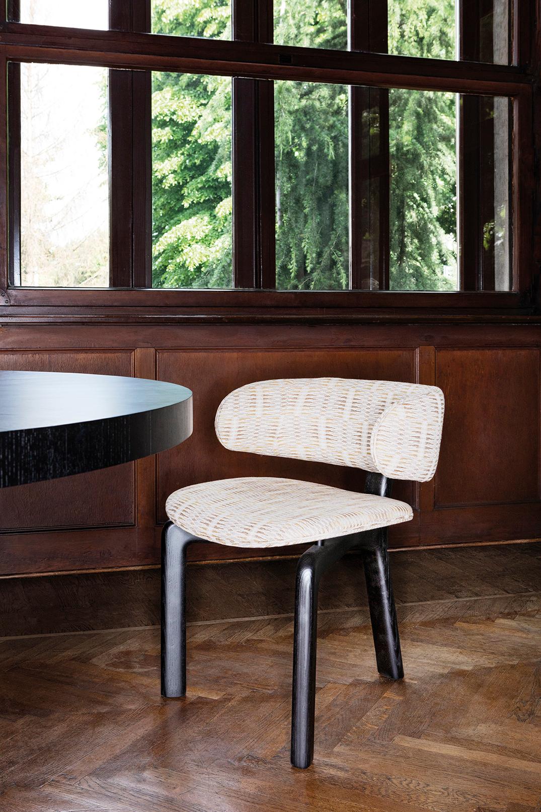 https://a.1stdibscdn.com/hunt-three-legs-chair-in-fabric-black-ash-dainelli-studio-for-somaschini-for-sale-picture-4/f_97422/f_400788121717754152933/Somaschini_05234033_master.jpg