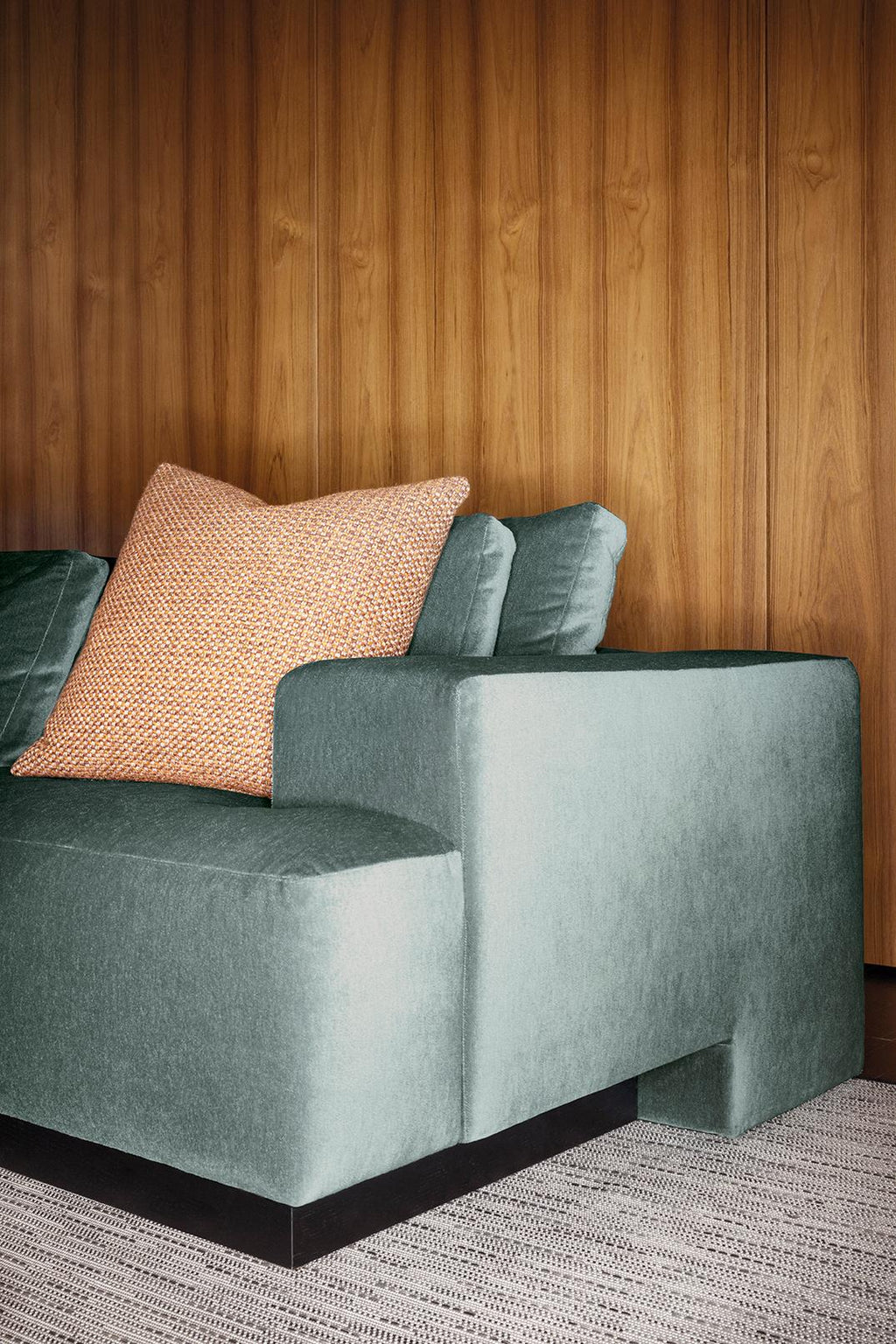 https://a.1stdibscdn.com/lambert-square-soft-sofa-in-fabric-dainelli-studio-for-somaschini-italy-for-sale-picture-6/f_97422/f_400785721717753143449/Somaschini_1402_master.jpg
