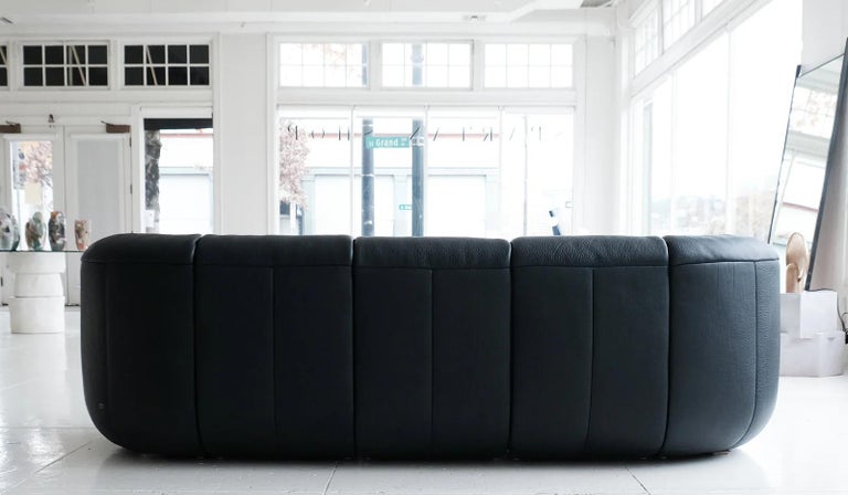 https://a.1stdibscdn.com/de-sede-ds-707-sofa-in-black-club-leather-upholstery-by-philippe-malouin-for-sale-picture-12/f_16392/f_324041421769366658764/Spartan_Shop_De_Sede_707_12_master.jpg?width=768