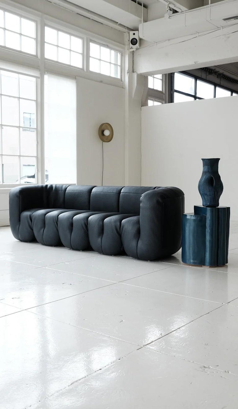 https://a.1stdibscdn.com/de-sede-ds-707-sofa-in-black-club-leather-upholstery-by-philippe-malouin-for-sale-picture-5/f_16392/f_324041421769366549606/Spartan_Shop_De_Sede_707_Sofa_9_master.jpg?width=768