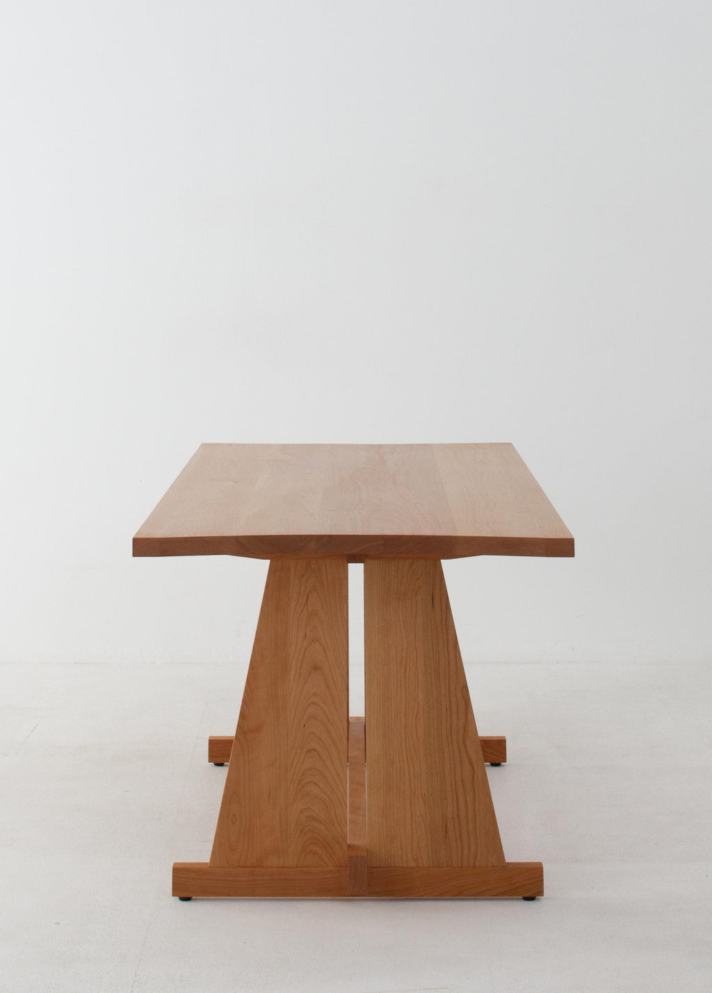 https://a.1stdibscdn.com/lola-classic-dining-table-in-solid-european-cherry-by-standard-practice-for-sale-picture-4/f_12192/f_492664021773766410999/StandardPractice_Lola_Classic_03_master.jpg