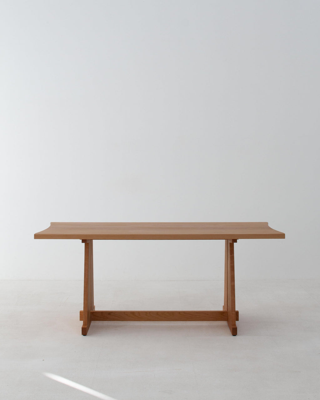 https://a.1stdibscdn.com/lola-classic-dining-table-in-solid-european-cherry-by-standard-practice-for-sale-picture-5/f_12192/f_492664021773766412402/StandardPractice_Lola_Classic_04_master.jpg