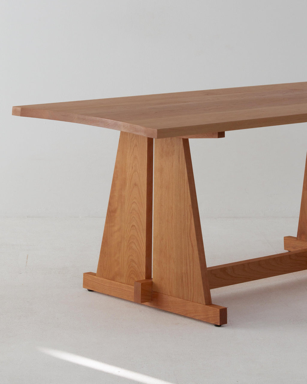 https://a.1stdibscdn.com/lola-classic-dining-table-in-solid-european-cherry-by-standard-practice-for-sale-picture-7/f_12192/f_492664021773766412653/StandardPractice_Lola_Classic_06_master.jpg