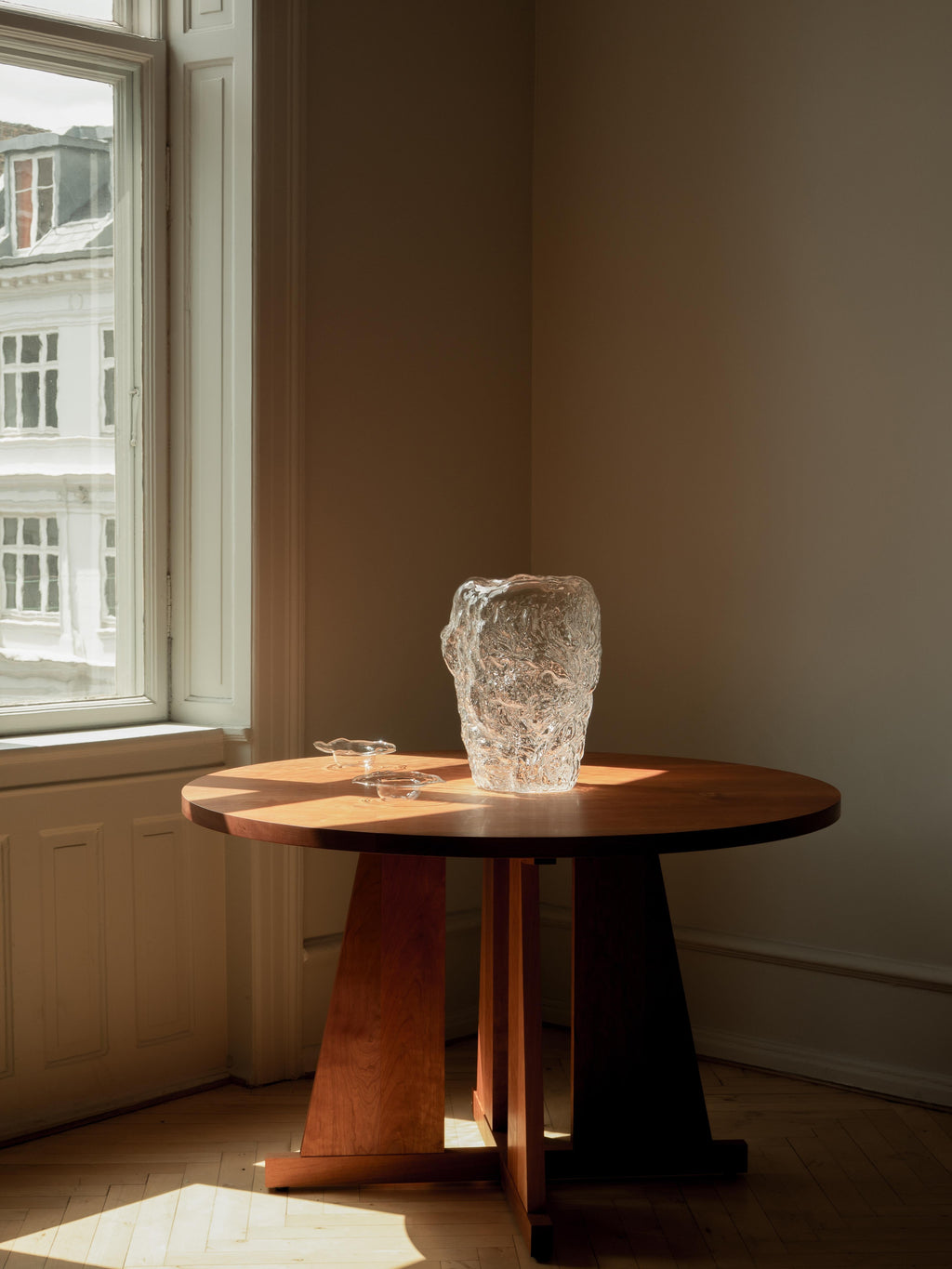 https://a.1stdibscdn.com/lola-round-dining-table-in-solid-european-cherry-by-standard-practice-for-sale-picture-5/f_12192/f_492658721773764371992/StandardPractice_Lola_Round_05_master.jpg