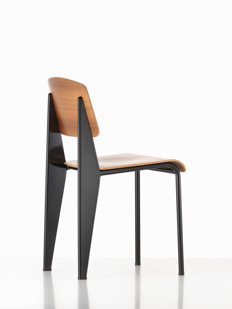 https://a.1stdibscdn.com/jean-prouve-standard-chair-in-natural-oak-and-blue-metal-for-vitra-for-sale-picture-19/f_14472/f_331589321678133577803/Standard_135257_master_master.jpg?width=768