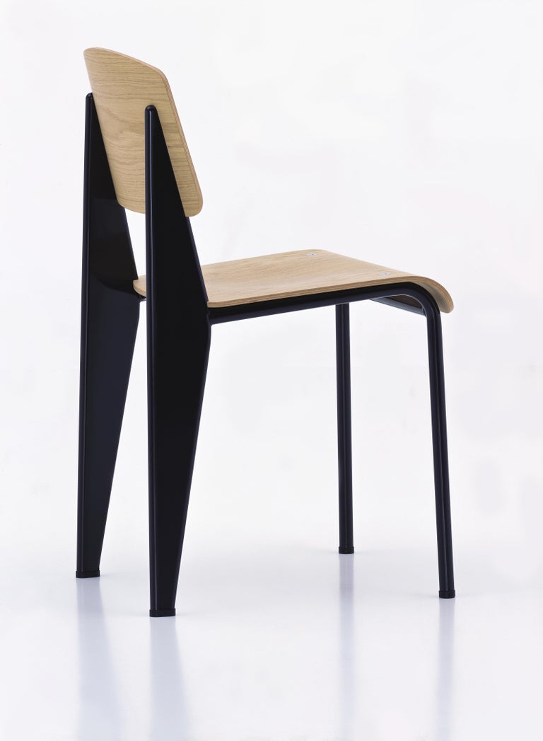 https://a.1stdibscdn.com/jean-prouve-standard-chair-in-natural-oak-and-blue-metal-for-vitra-for-sale-picture-10/f_14472/f_331589321678133571644/Standard_91384_master_master.jpg?width=768