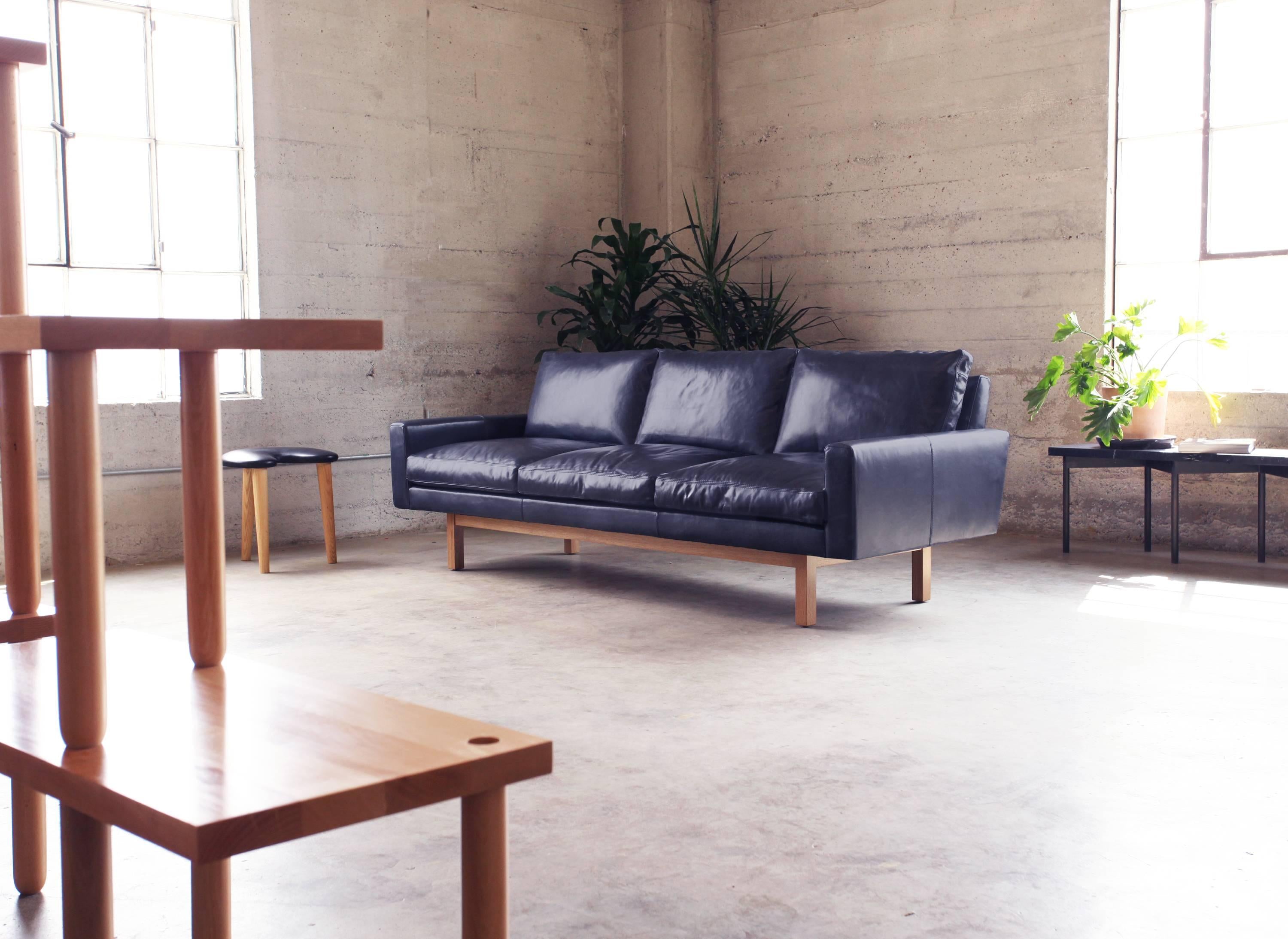https://a.1stdibscdn.com/archivesE/upload/f_29663/f_83386431503525198062/Standard_Sofa_Navy_Studio_master.jpg