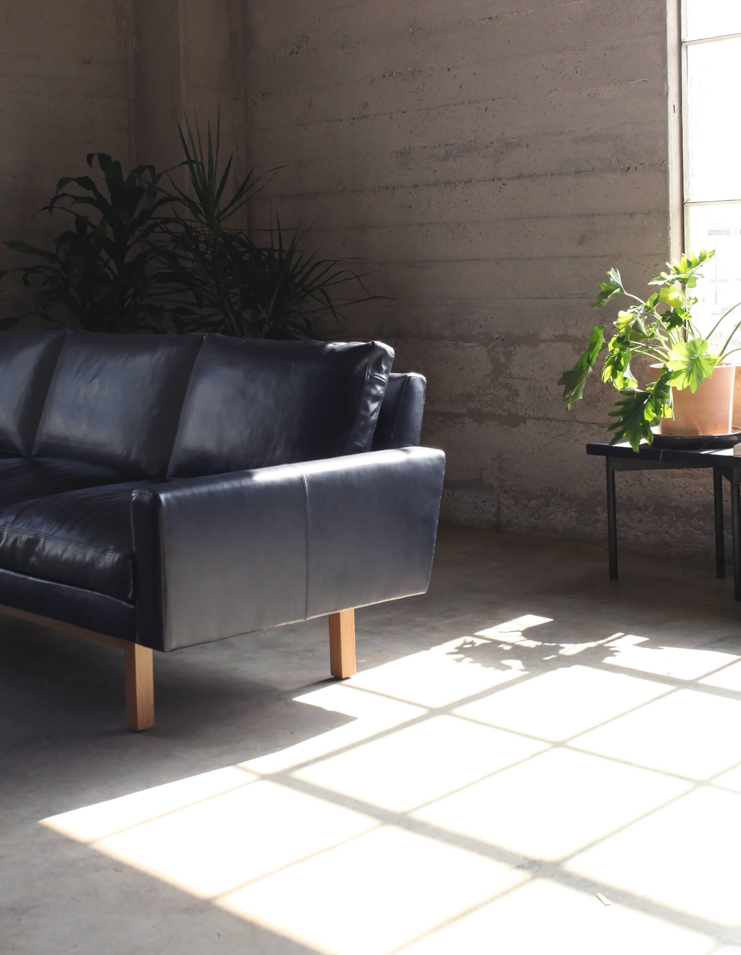 https://a.1stdibscdn.com/contemporary-x-large-standard-sofa-in-caramel-leather-with-walnut-base-for-sale-picture-9/f_29663/f_196154721593055605540/Standard_Sofa_Side_Navy_master.jpg