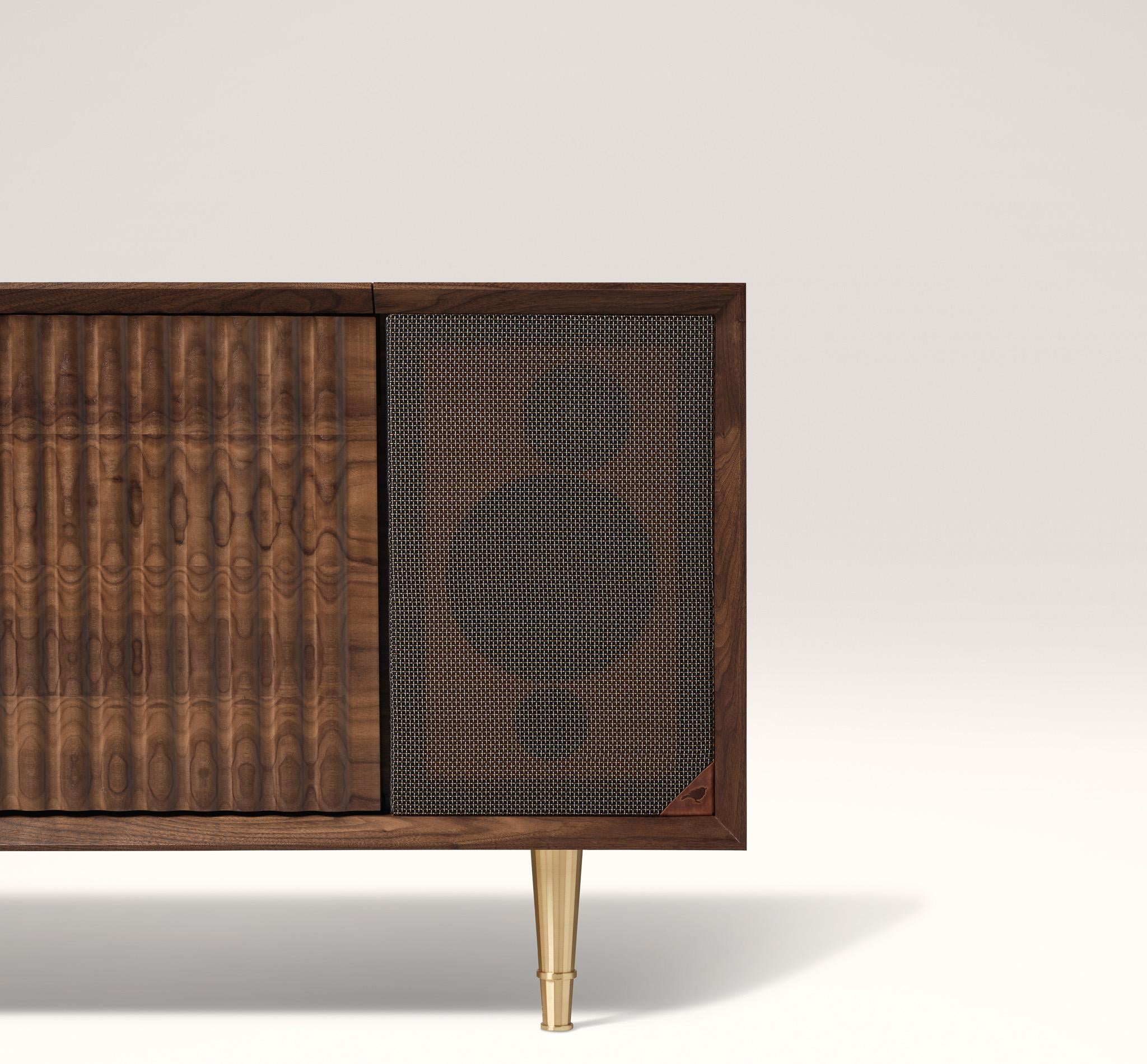 https://a.1stdibscdn.com/wrensilva-standard-record-player-console-in-natural-walnut-brass-for-sale-picture-4/f_105212/f_461425221754415964706/Standard_Walnut_Crop_metal_speaker_master.jpg