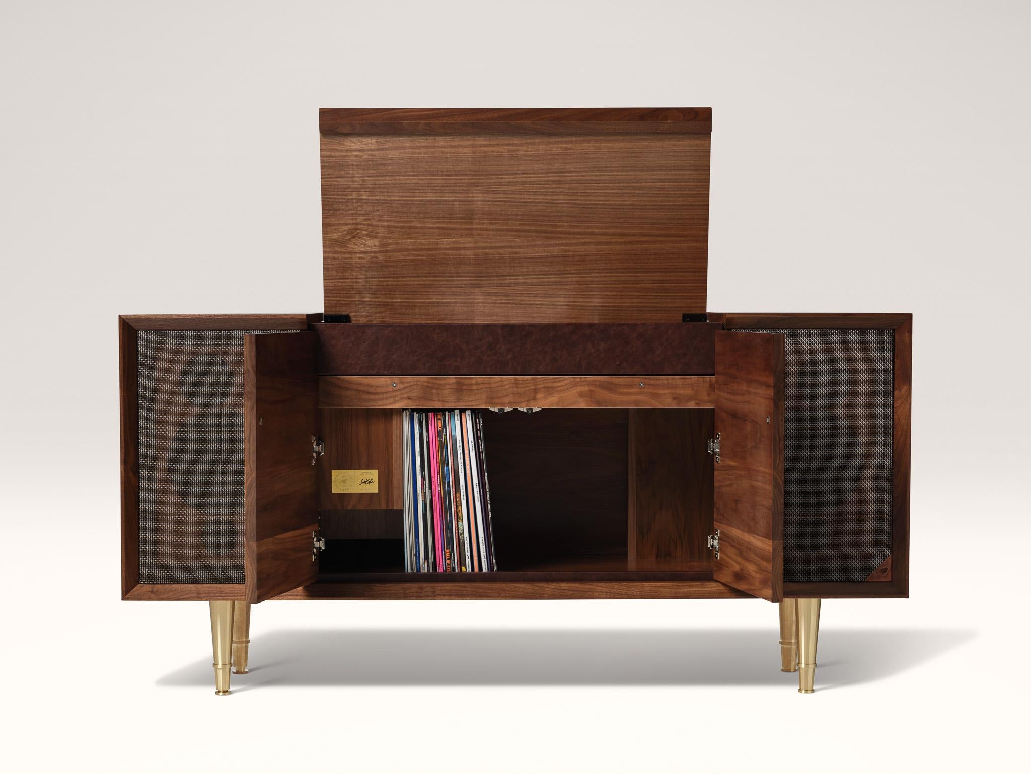 https://a.1stdibscdn.com/wrensilva-standard-record-player-console-in-natural-walnut-brass-for-sale-picture-2/f_105212/f_461425221754415964352/Standard_Walnut_Open_storage_metal_speaker_master.jpg