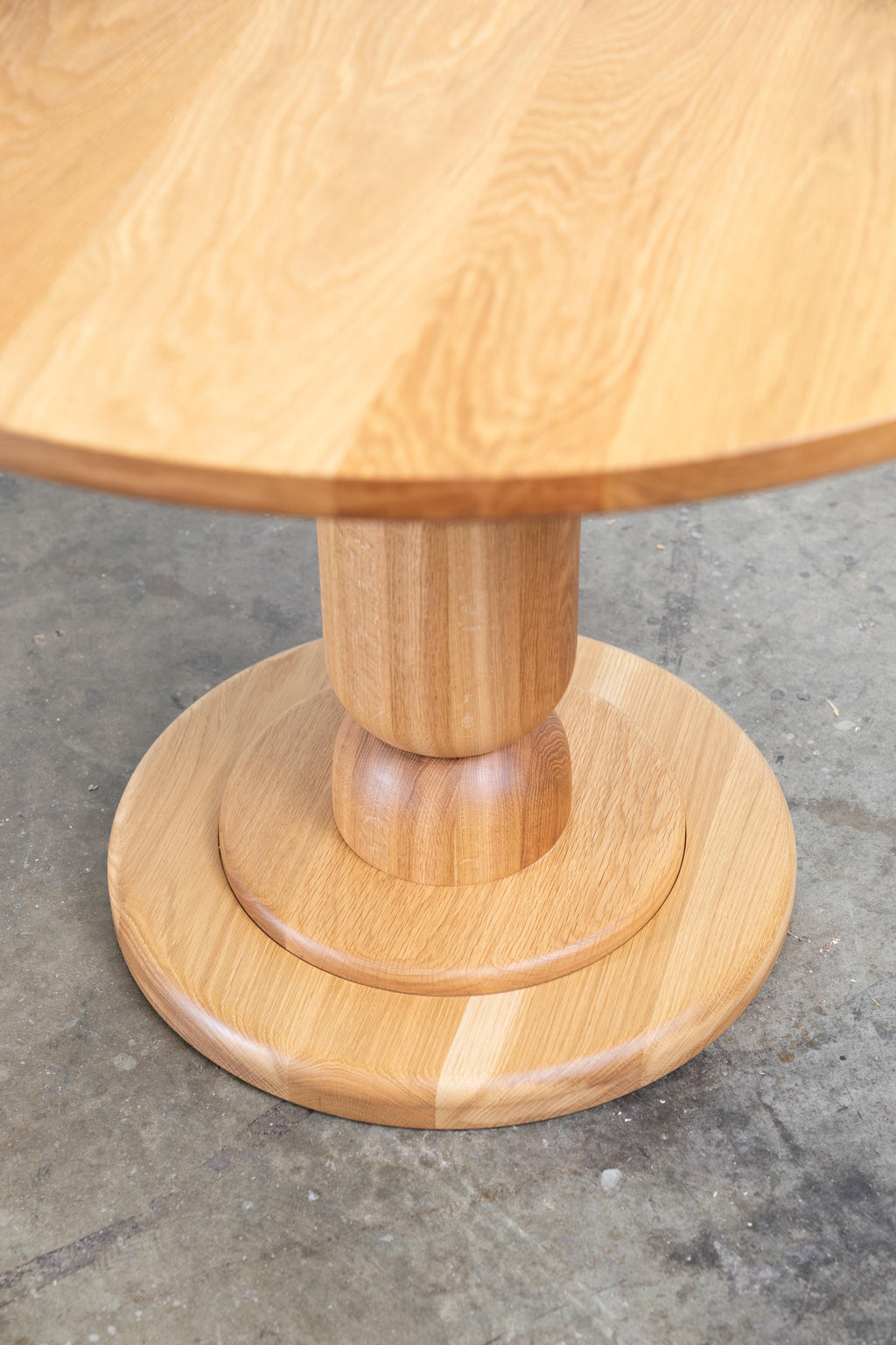 https://a.1stdibscdn.com/hand-turned-pedestal-table-in-solid-oak-or-walnut-for-sale-picture-3/f_106752/f_472556521761699173696/Storie_Collective_Round_Dining_Table_3_HiRes_master.jpg