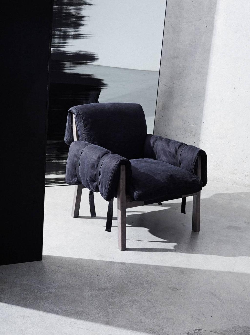 https://a.1stdibscdn.com/strapped-armchair-with-fiber-and-varnished-ash-frame-by-moroso-for-diesel-for-sale-picture-5/archivesE/upload/f_16392/f_99792531519641645682/Strapped_Armchair_with_Fiber_and_Varnished_Ash_Frame_Moroso_Diesel_7_master.jpg