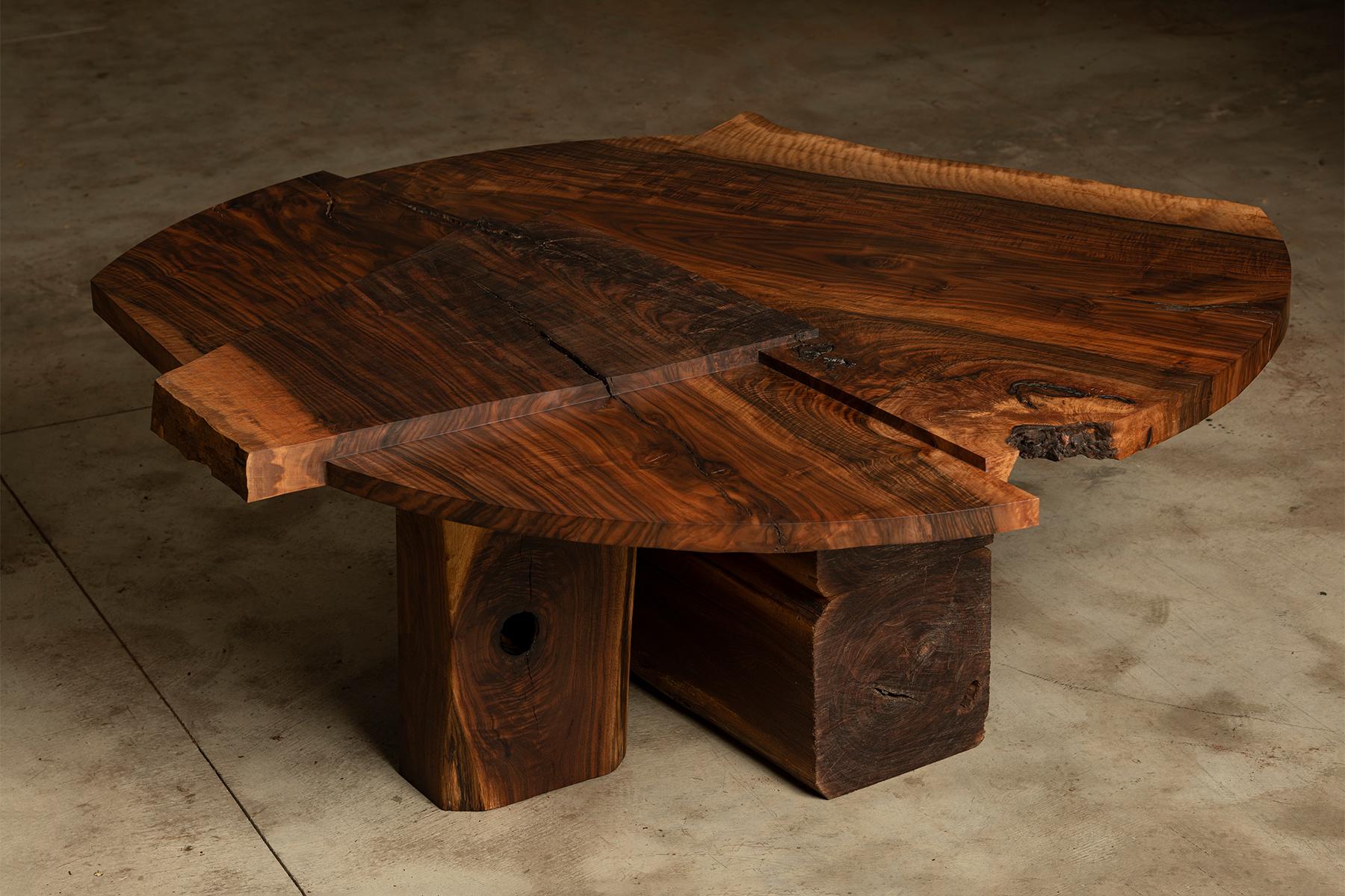 https://a.1stdibscdn.com/claro-walnut-single-slab-strike-slip-round-dining-table-for-sale-picture-3/f_23463/1613606004080/Strike_Slip_Round_VI_Top_Back_R_master.jpg