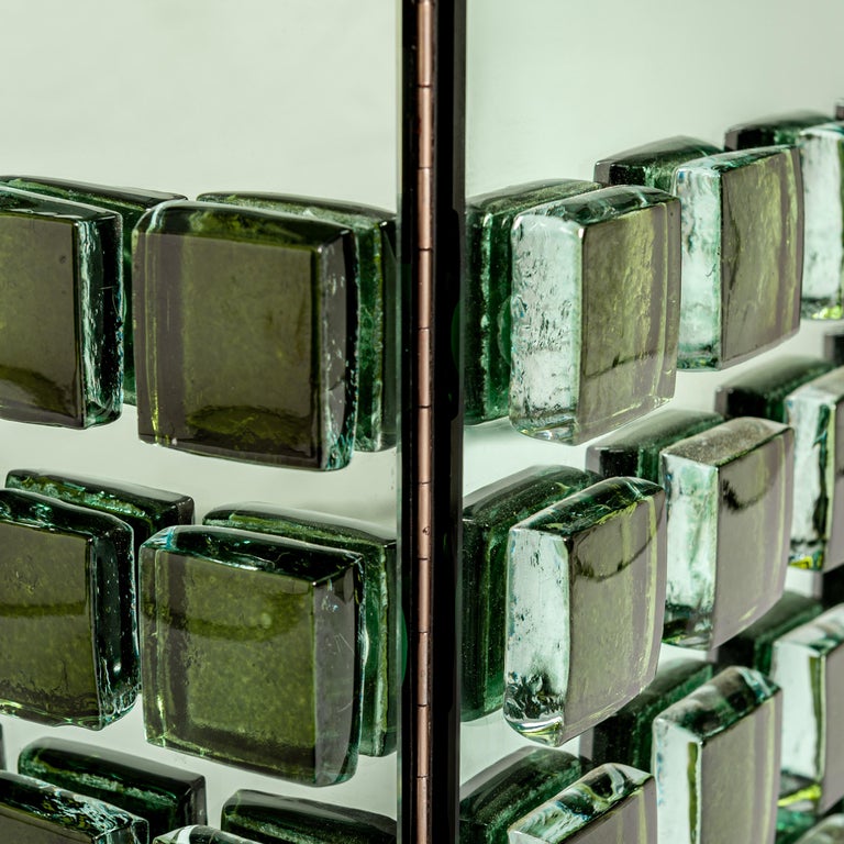 https://a.1stdibscdn.com/italian-studio-made-mirrored-emerald-green-cabinet-hand-cast-opal-glass-stones-for-sale-picture-4/f_24383/f_469677321759934290528/StudioNo5_1867_Bearbeitet_master.jpg?width=768