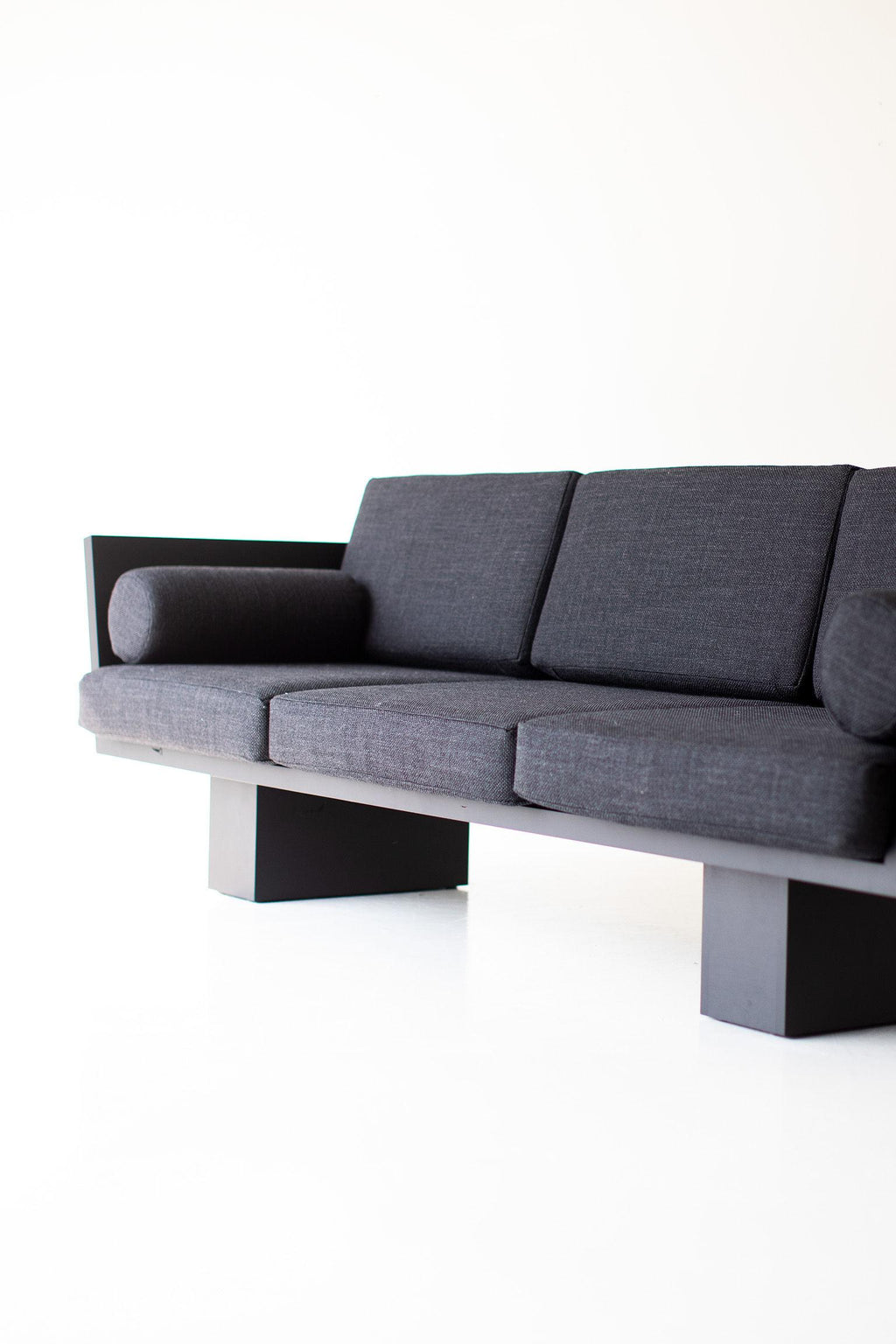 https://a.1stdibscdn.com/suelo-modern-black-sofa-for-sale-picture-4/f_9720/1600440505620/Suelo_Black_Modern_Sofa_1020_04_master.jpg