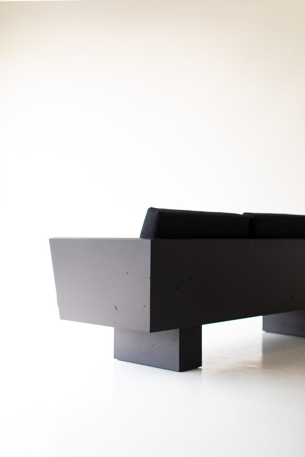 https://a.1stdibscdn.com/suelo-modern-black-sofa-for-sale-picture-10/f_9720/1600440509780/Suelo_Black_Modern_Sofa_1020_10_master.jpg