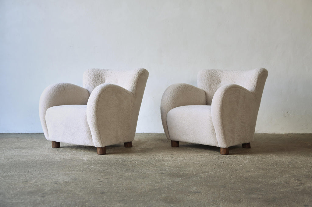 https://a.1stdibscdn.com/superb-pair-of-lounge-chairs-upholstered-in-natural-sheepskin-for-sale-picture-3/f_22593/f_462734021755185953258/Superb_Lounge_Pair_Ivory_Sheepskin_2_24_10_master.jpg