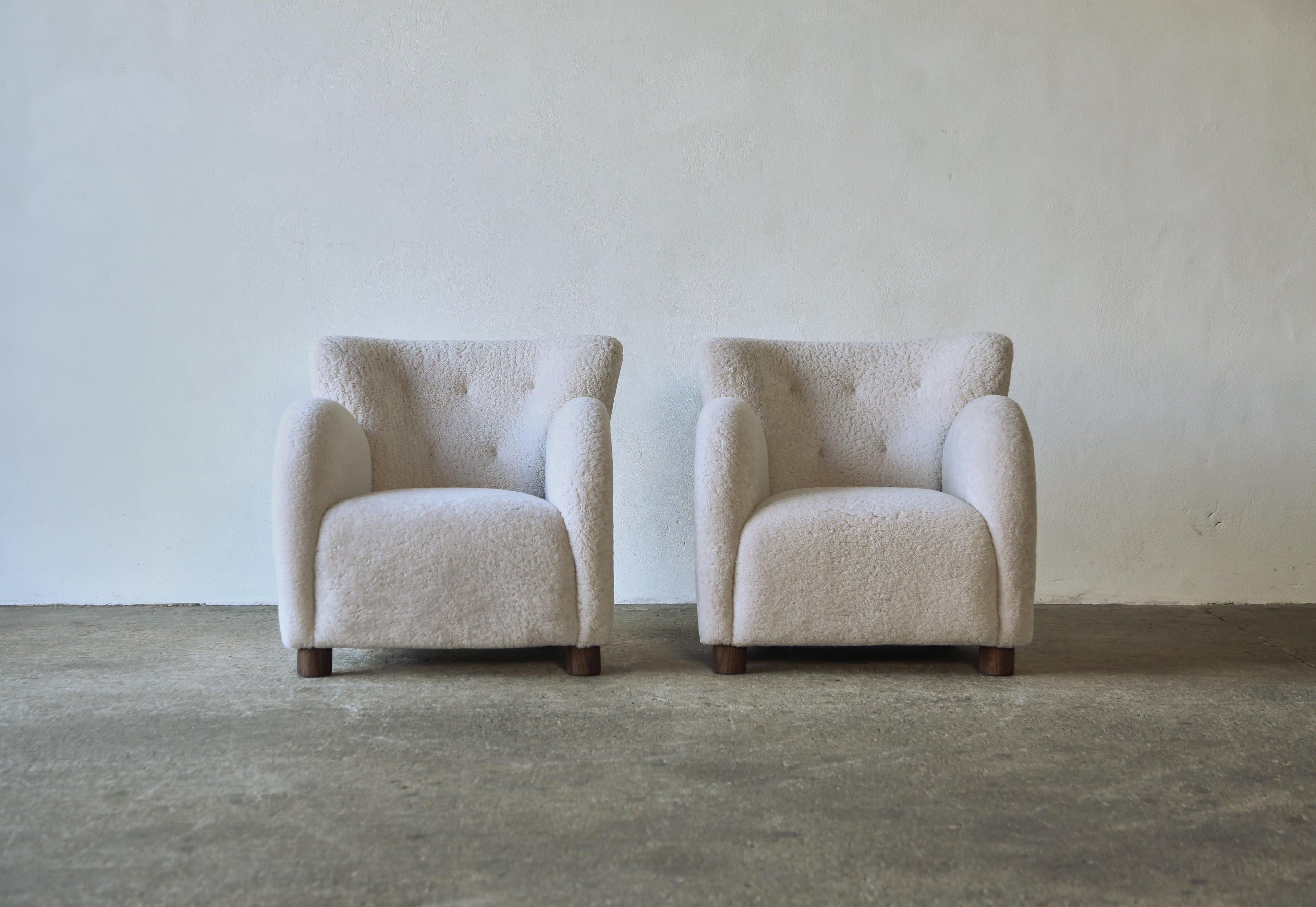 https://a.1stdibscdn.com/superb-pair-of-lounge-chairs-upholstered-in-natural-sheepskin-for-sale-picture-2/f_22593/f_462734021755186075957/Superb_Lounge_Pair_Ivory_Sheepskin_2_24_1_master.jpg