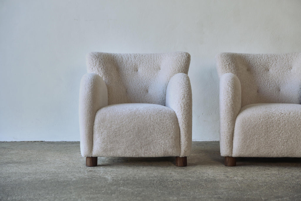 https://a.1stdibscdn.com/superb-pair-of-lounge-chairs-upholstered-in-natural-sheepskin-for-sale-picture-4/f_22593/f_462734021755185955069/Superb_Lounge_Pair_Ivory_Sheepskin_2_24_2_master.jpg