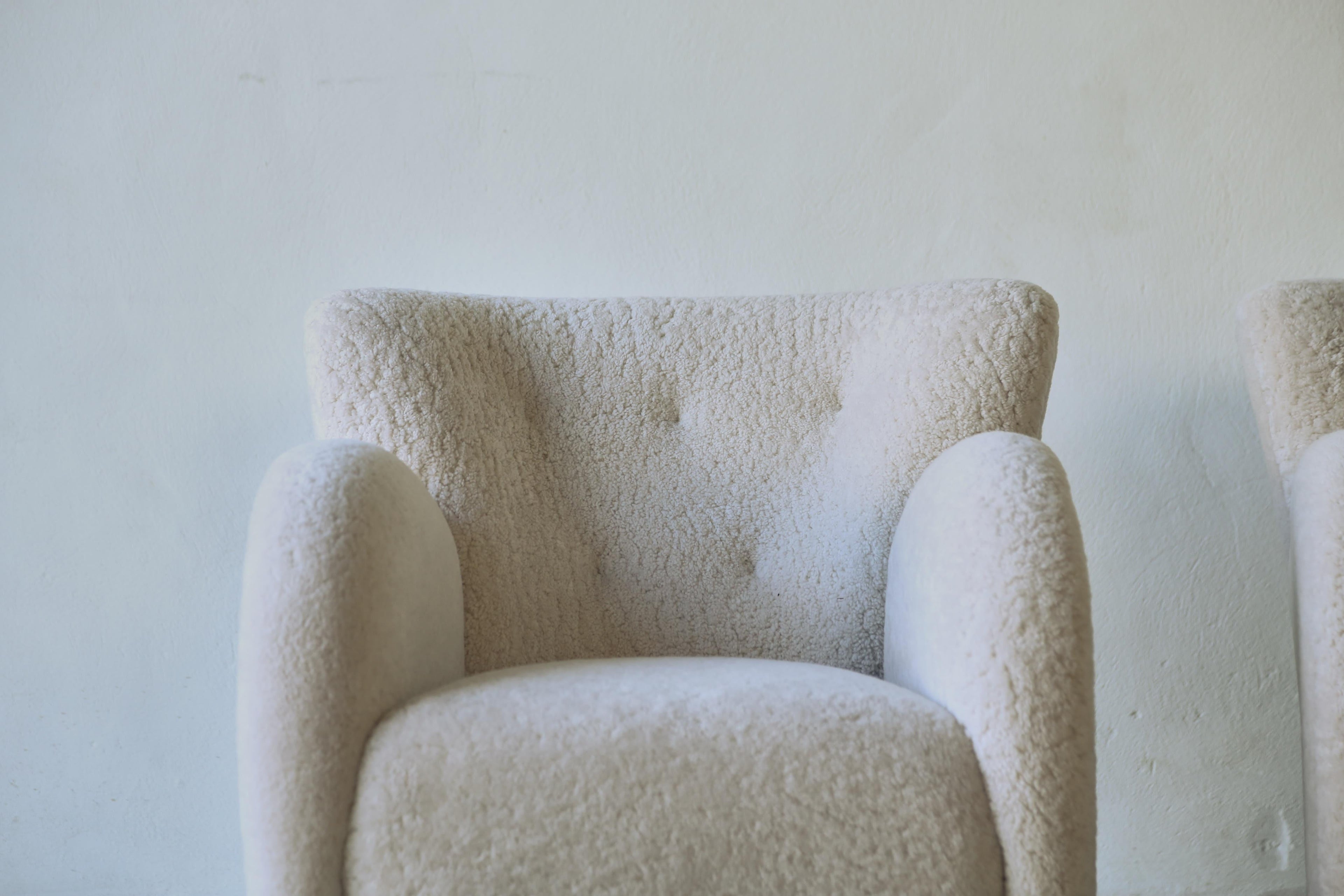 https://a.1stdibscdn.com/superb-pair-of-lounge-chairs-upholstered-in-natural-sheepskin-for-sale-picture-5/f_22593/f_462734021755185955804/Superb_Lounge_Pair_Ivory_Sheepskin_2_24_3_master.jpg