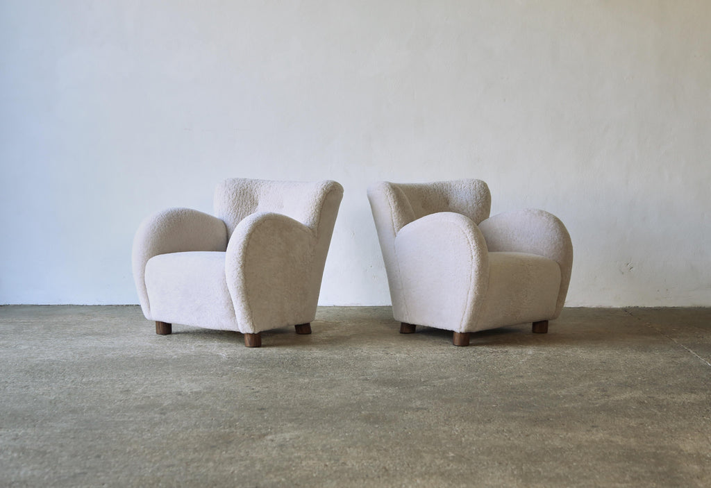 https://a.1stdibscdn.com/superb-pair-of-lounge-chairs-upholstered-in-natural-sheepskin-for-sale-picture-6/f_22593/f_462734021755185956421/Superb_Lounge_Pair_Ivory_Sheepskin_2_24_4_master.jpg
